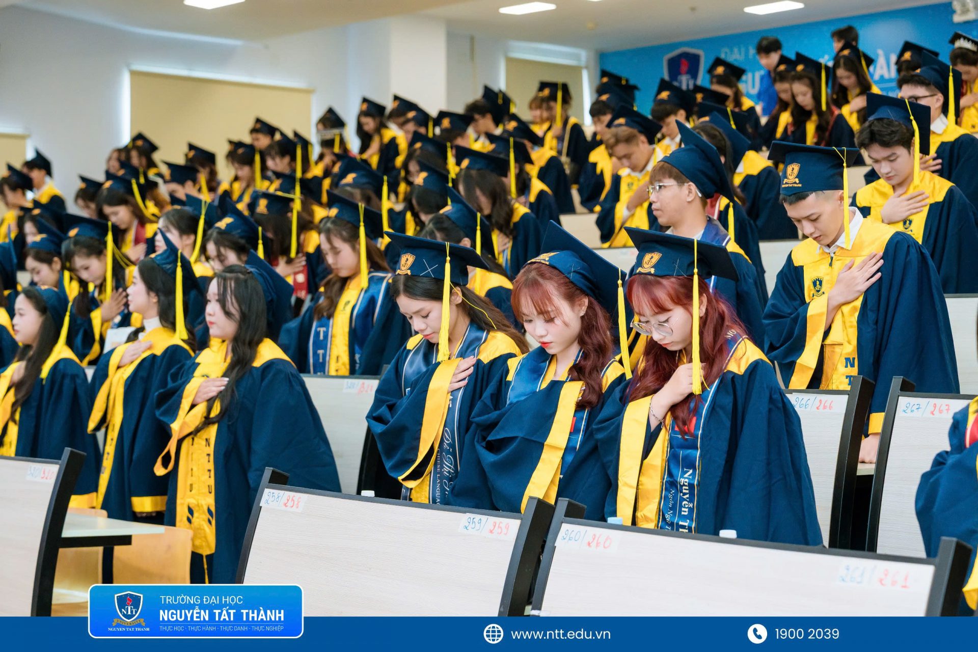 Trong nghi thức tri ân, các tân khoa cùng cúi đầu cảm ơn cha mẹ và gia đình; Trường Đại học Nguyễn Tất Thành cũng trân trọng gửi lời tri ân đến quý phụ huynh vì đã luôn tin tưởng, sẻ chia và cùng Nhà trường nâng bước các em trên hành trình trưởng thành