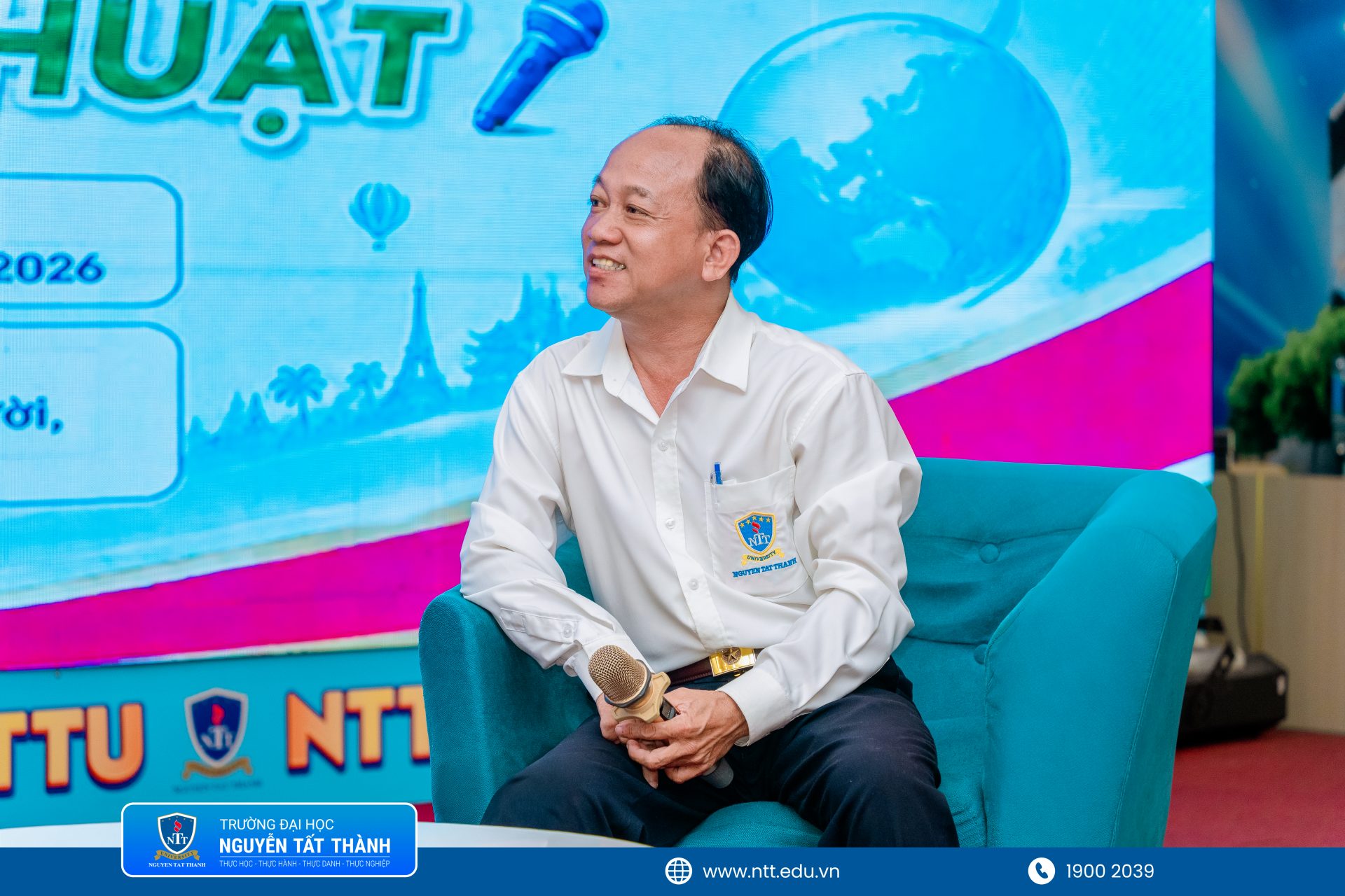 Diễn giả Bùi Bá Tòng chia sẻ kinh nghiệm thực tế về bản lĩnh, kỹ năng kết nối và nghệ thuật làm chủ không khí của người cầm mic.
