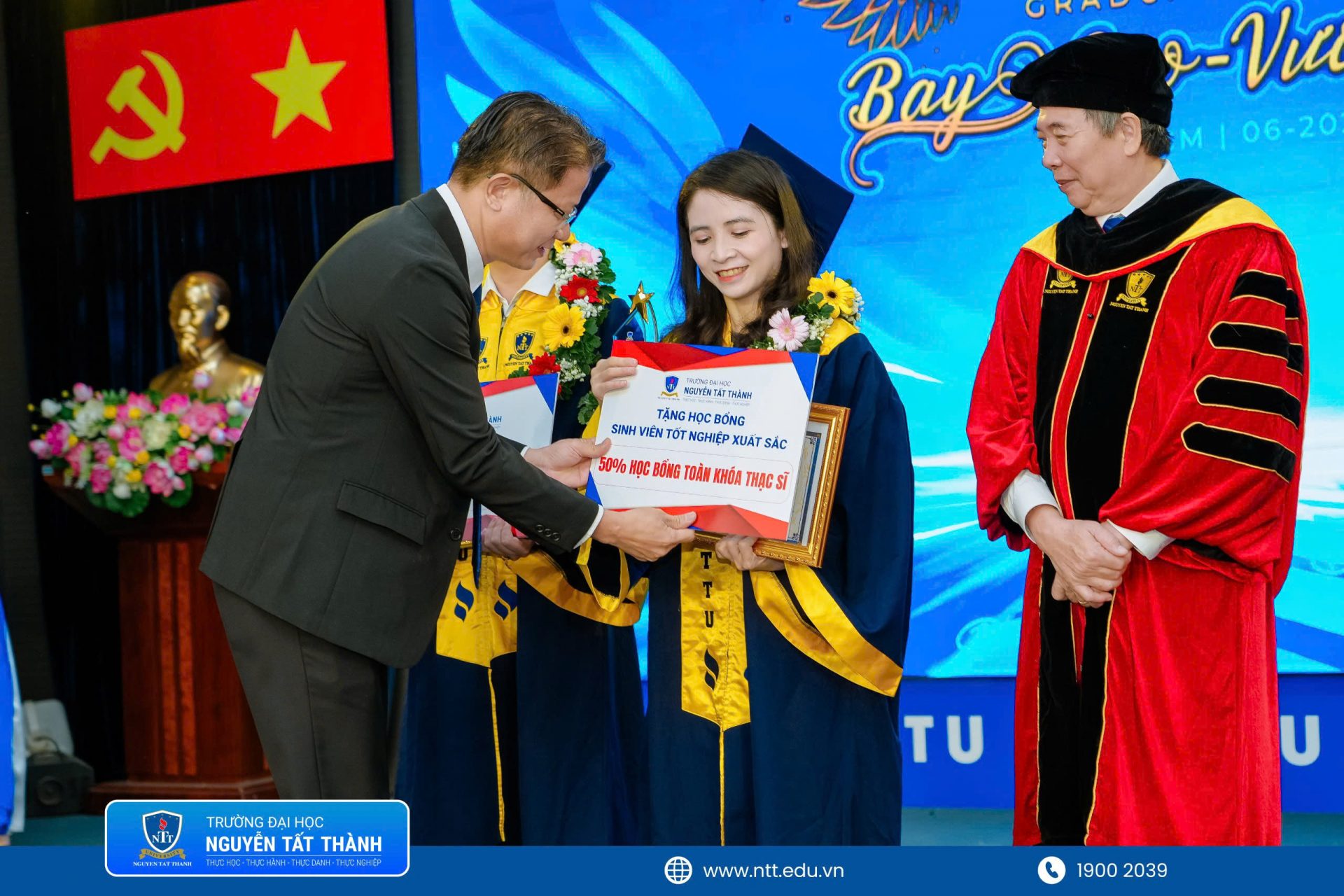 PGS.TS.NGƯT Nguyễn Kim Hồng – Hiệu trưởng Trường Đại học Nguyễn Tất Thành cùng đại diện Viện Đào tạo Sau đại học trao học bổng thạc sĩ trị giá 50% học phí toàn khóa, tương đương đến 60 triệu đồng, cho các tân khoa tốt nghiệp loại Xuất sắc, tiếp sức các em tiếp tục nâng cao chuyên môn tại NTTU.