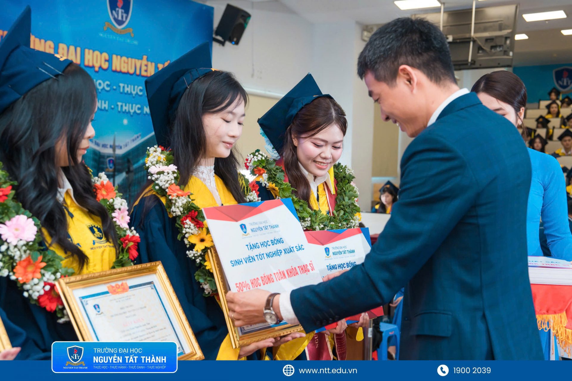 PGS.TS.NGƯT Nguyễn Kim Hồng – Hiệu trưởng Trường Đại học Nguyễn Tất Thành cùng đại diện Viện Đào tạo Sau đại học trao học bổng thạc sĩ trị giá 50% học phí toàn khóa, tương đương đến 60 triệu đồng, cho các tân khoa tốt nghiệp loại Xuất sắc, tiếp sức các em tiếp tục nâng cao chuyên môn tại NTTU.