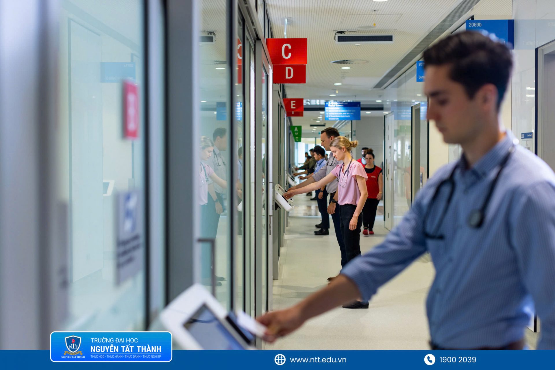Không gian học tập và thực hành mô phỏng lâm sàng hiện đại tại Đại học Adelaide, nơi đoàn công tác Trường Đại học Nguyễn Tất Thành tìm hiểu mô hình vận hành và triển khai đào tạo theo chuẩn quốc tế. 