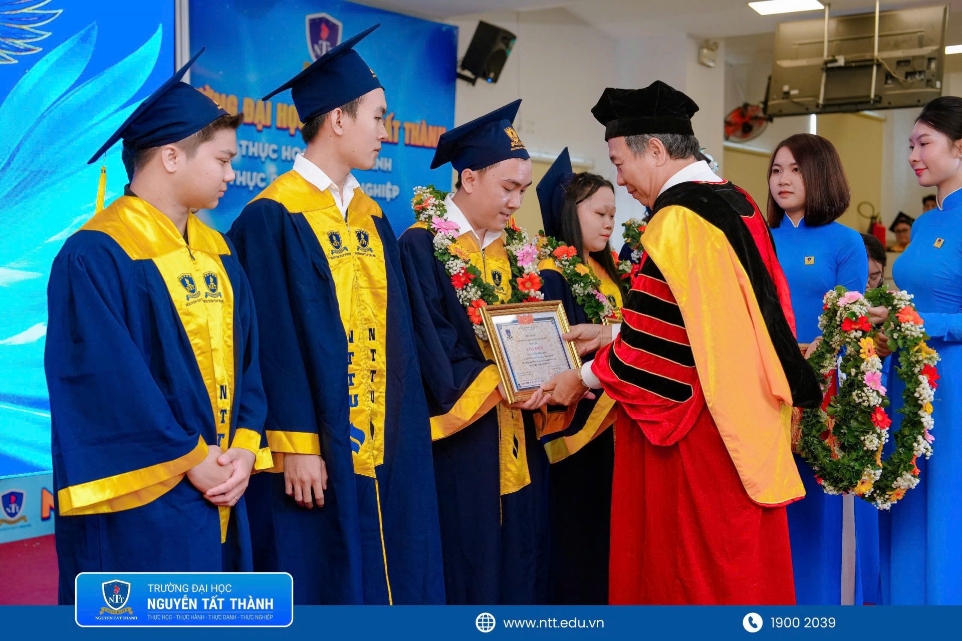 PGS.TS.NGƯT Nguyễn Kim Hồng – Hiệu trưởng Trường Đại học Nguyễn Tất Thành trao vòng hoa và giấy khen tuyên dương từ Nhà trường cho các tân khoa tốt nghiệp loại Xuất sắc, ghi nhận nỗ lực học tập, rèn luyện và tinh thần không ngừng vươn lên của sinh viên NTTU.