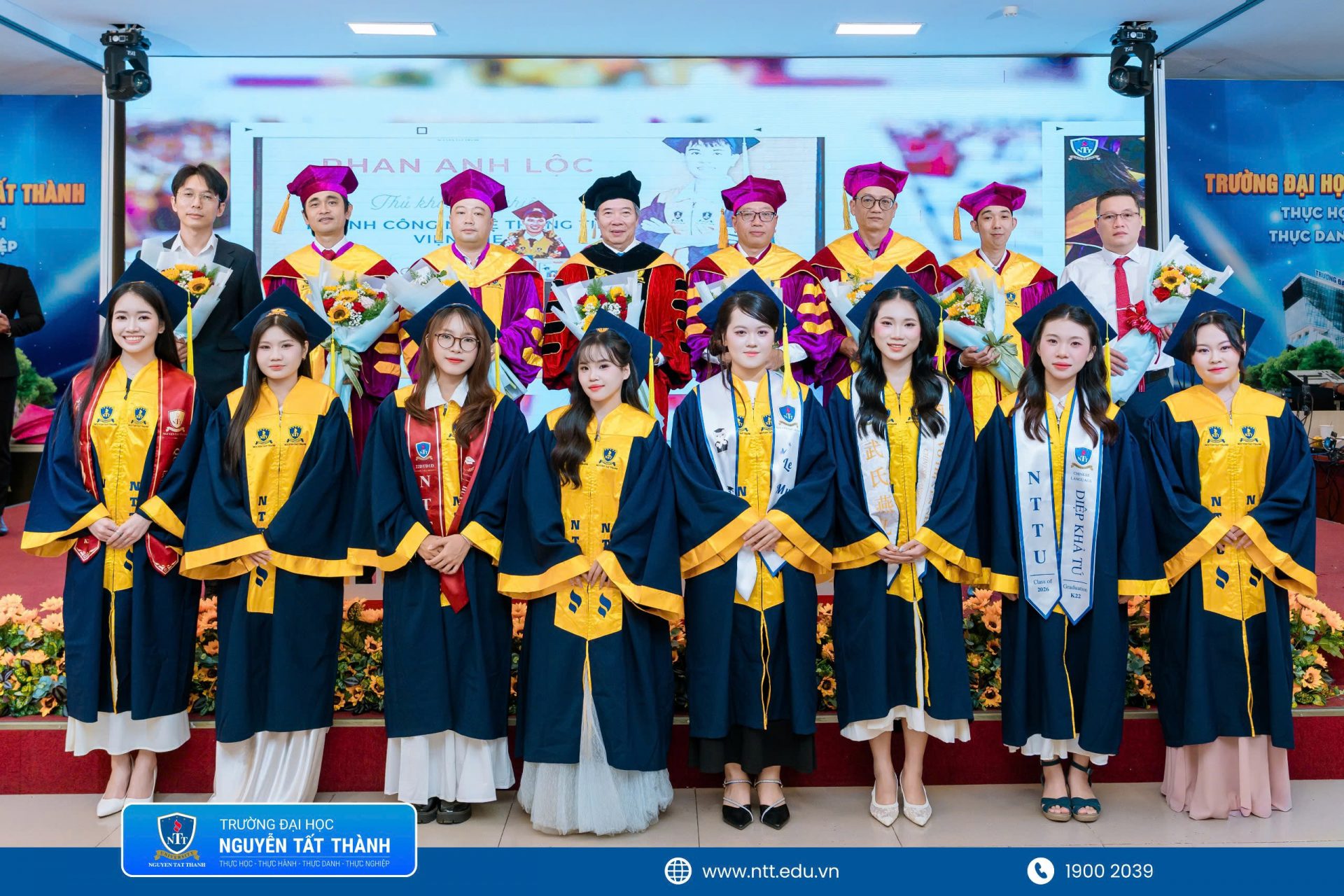 Đại diện các tân khoa NTTU trao hoa tri ân quý thầy cô – những người đã bền bỉ đồng hành, truyền cảm hứng và nâng đỡ sinh viên trên hành trình trưởng thành.