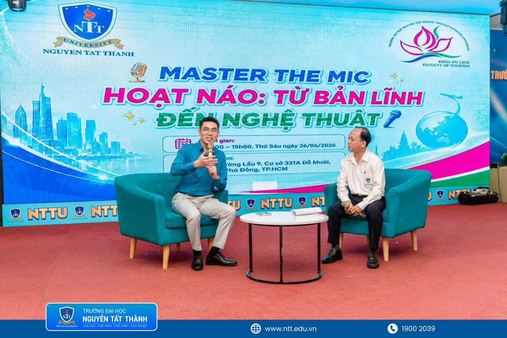 Đại diện Ban Lãnh đạo Khoa Du lịch – Trường Đại học Nguyễn Tất Thành trao quà lưu niệm cho diễn giả Bùi Bá Tòng và chụp ảnh lưu niệm cùng khách mời, quý thầy cô tại chương trình.
