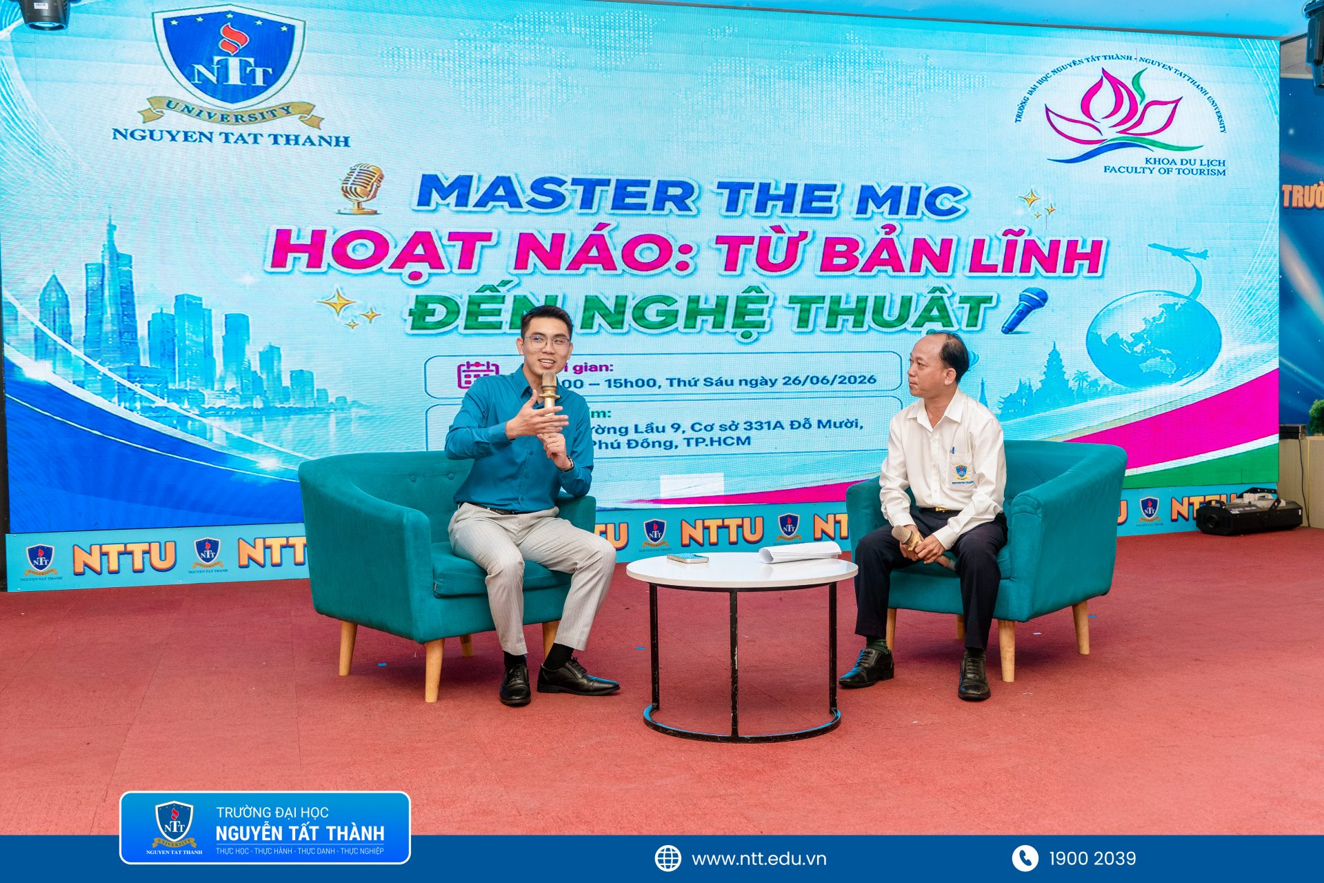Đại diện Ban Lãnh đạo Khoa Du lịch – Trường Đại học Nguyễn Tất Thành trao quà lưu niệm cho diễn giả Bùi Bá Tòng và chụp ảnh lưu niệm cùng khách mời, quý thầy cô tại chương trình.