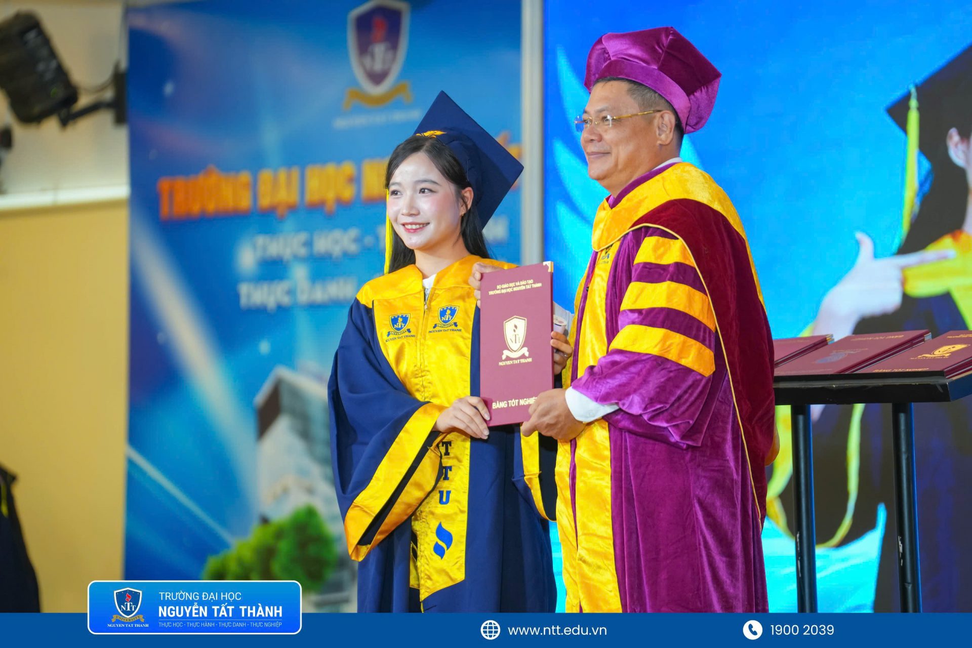 Mỗi tấm bằng được trao là sự ghi nhận cho hành trình bền bỉ của các tân khoa, đồng thời mở ra chặng đường mới để các em mang tri thức, kỹ năng và trách nhiệm nghề nghiệp đóng góp cho cộng đồng