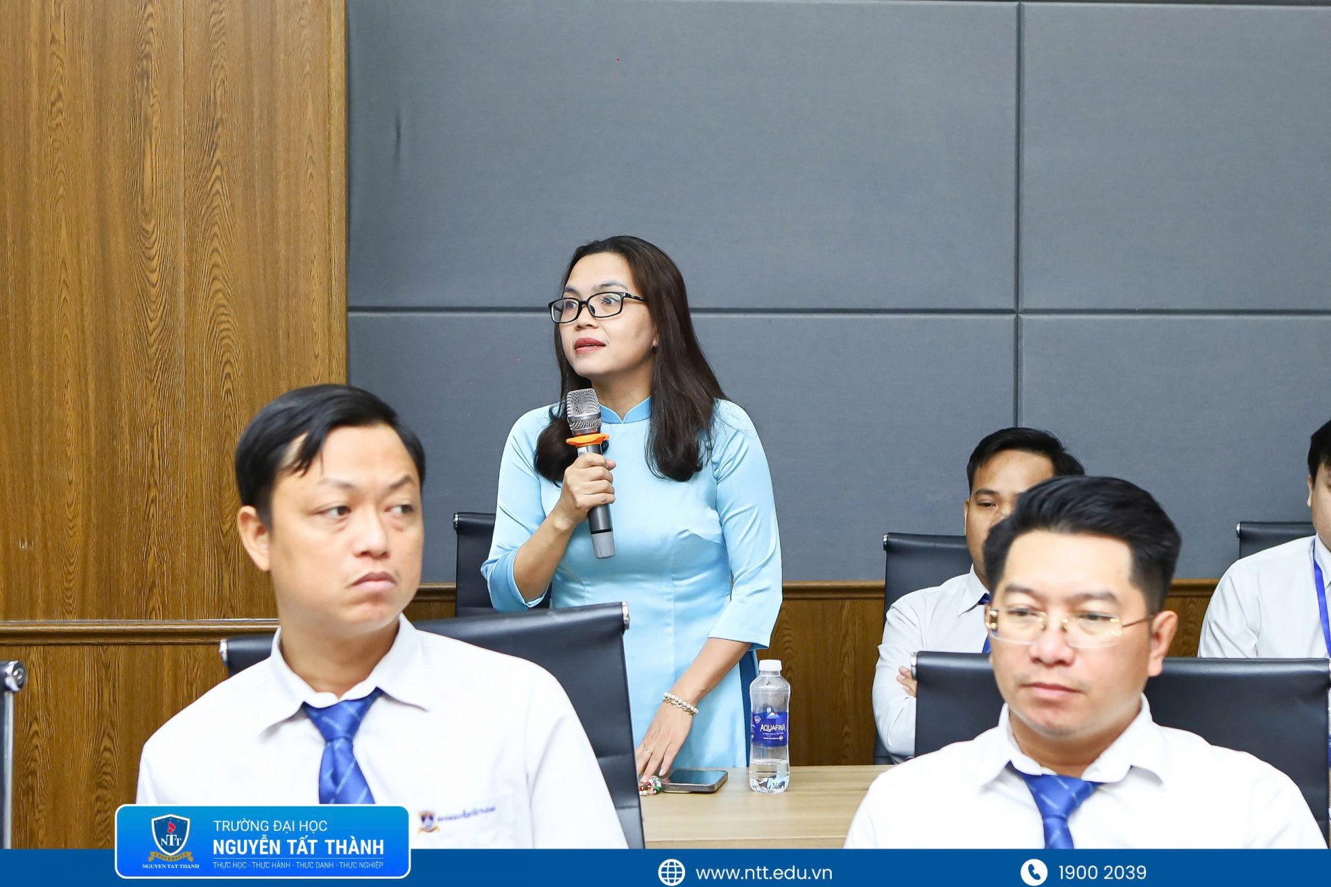 1. Hội thảo ghi nhận nhiều ý kiến trao đổi xoay quanh việc sử dụng AI minh bạch, hiệu quả và có trách nhiệm trong giảng dạy, học tập