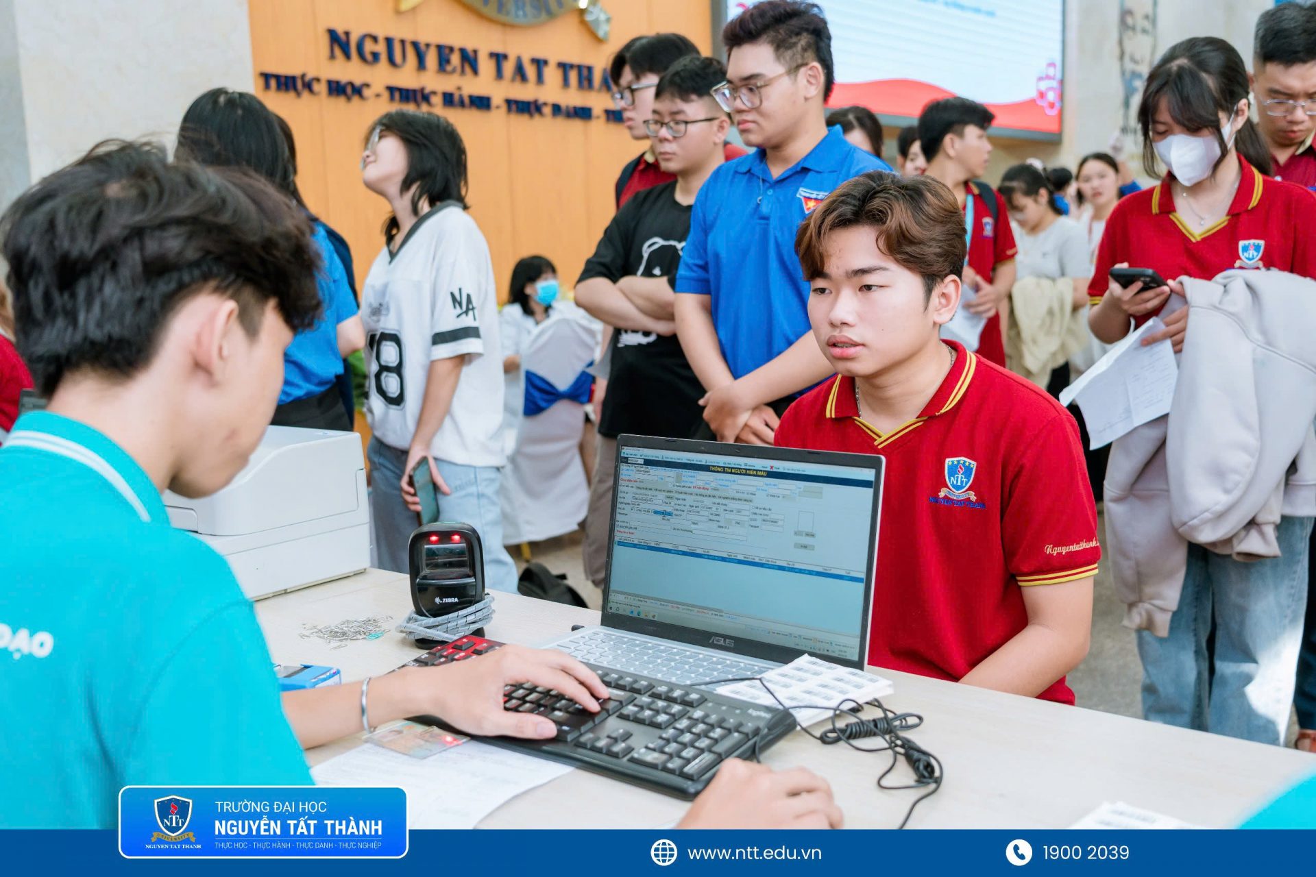 Trước khi hiến máu, cán bộ, giảng viên, người lao động và sinh viên Trường Đại học Nguyễn Tất Thành được đội ngũ y tế thăm khám, tư vấn sức khỏe và thực hiện các bước sàng lọc theo đúng quy trình.