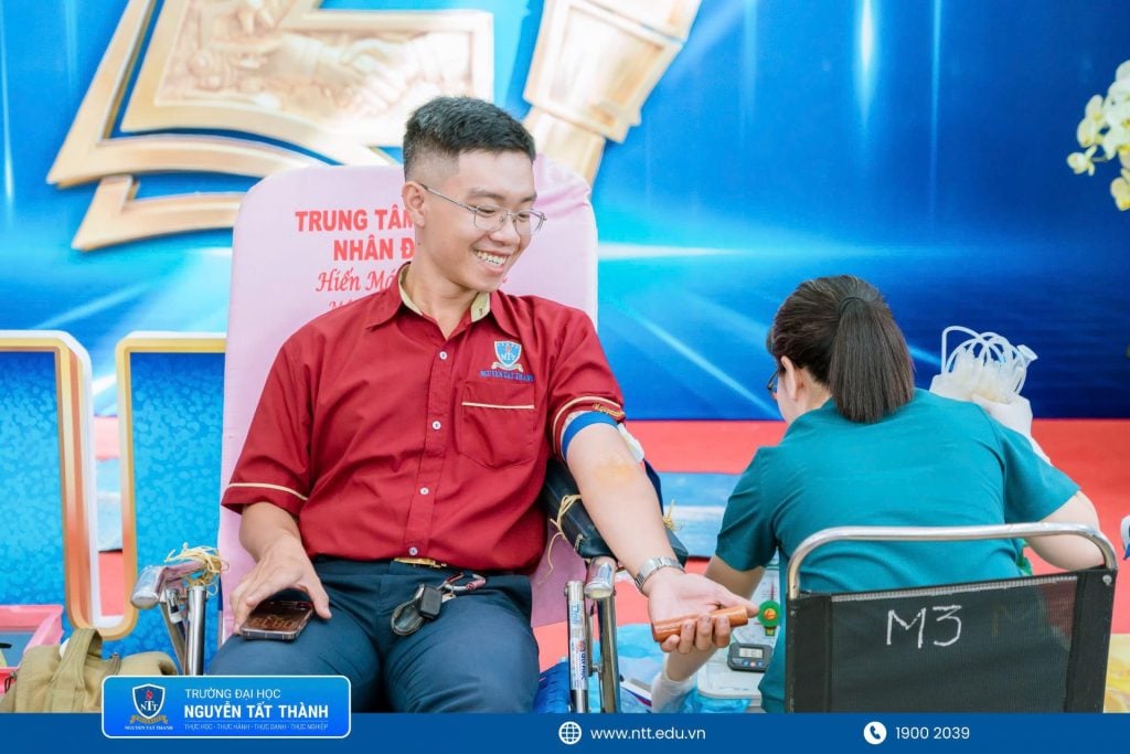 Đông đảo cán bộ, giảng viên, người lao động và sinh viên Trường Đại học Nguyễn Tất Thành tham gia hiến máu tại chương trình “Ngày Tình Nguyện Đỏ”, góp phần tiếp nhận hơn 500 đơn vị máu trong 2 ngày tổ chức