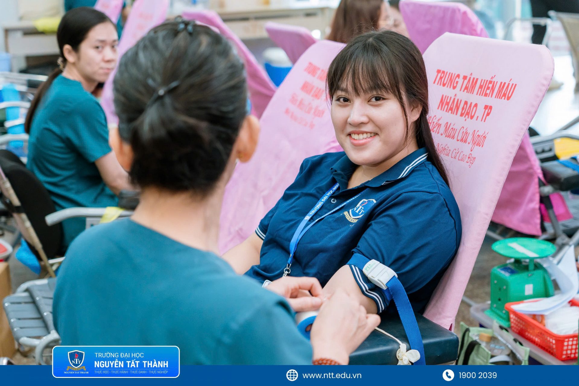 Đông đảo cán bộ, giảng viên, người lao động và sinh viên Trường Đại học Nguyễn Tất Thành tham gia hiến máu tại chương trình “Ngày Tình Nguyện Đỏ”, góp phần tiếp nhận hơn 500 đơn vị máu trong 2 ngày tổ chức