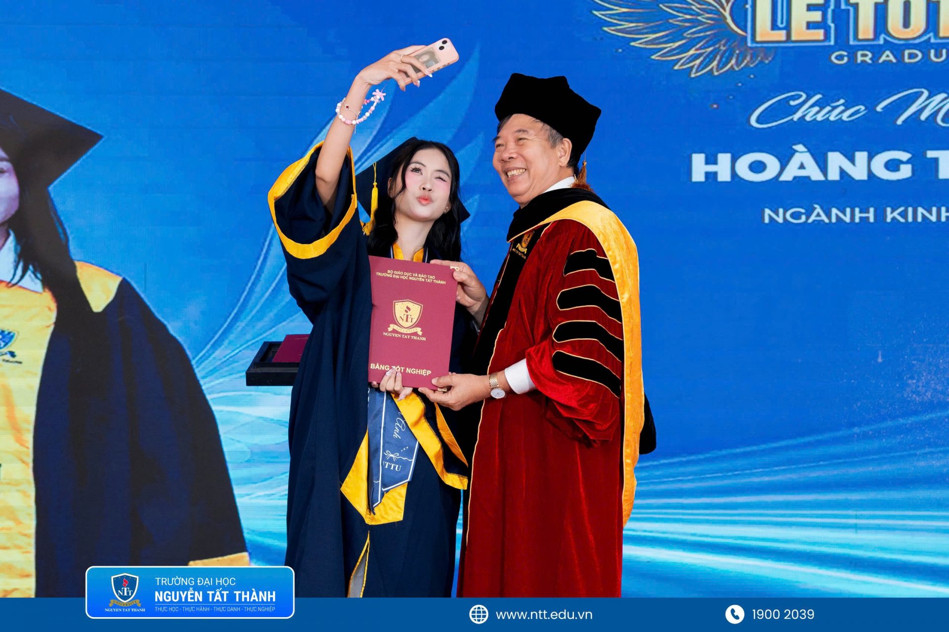 Mỗi tấm bằng được trao là sự ghi nhận cho hành trình bền bỉ của các tân khoa, đồng thời mở ra chặng đường mới để các em mang tri thức, kỹ năng và trách nhiệm nghề nghiệp đóng góp cho cộng đồng