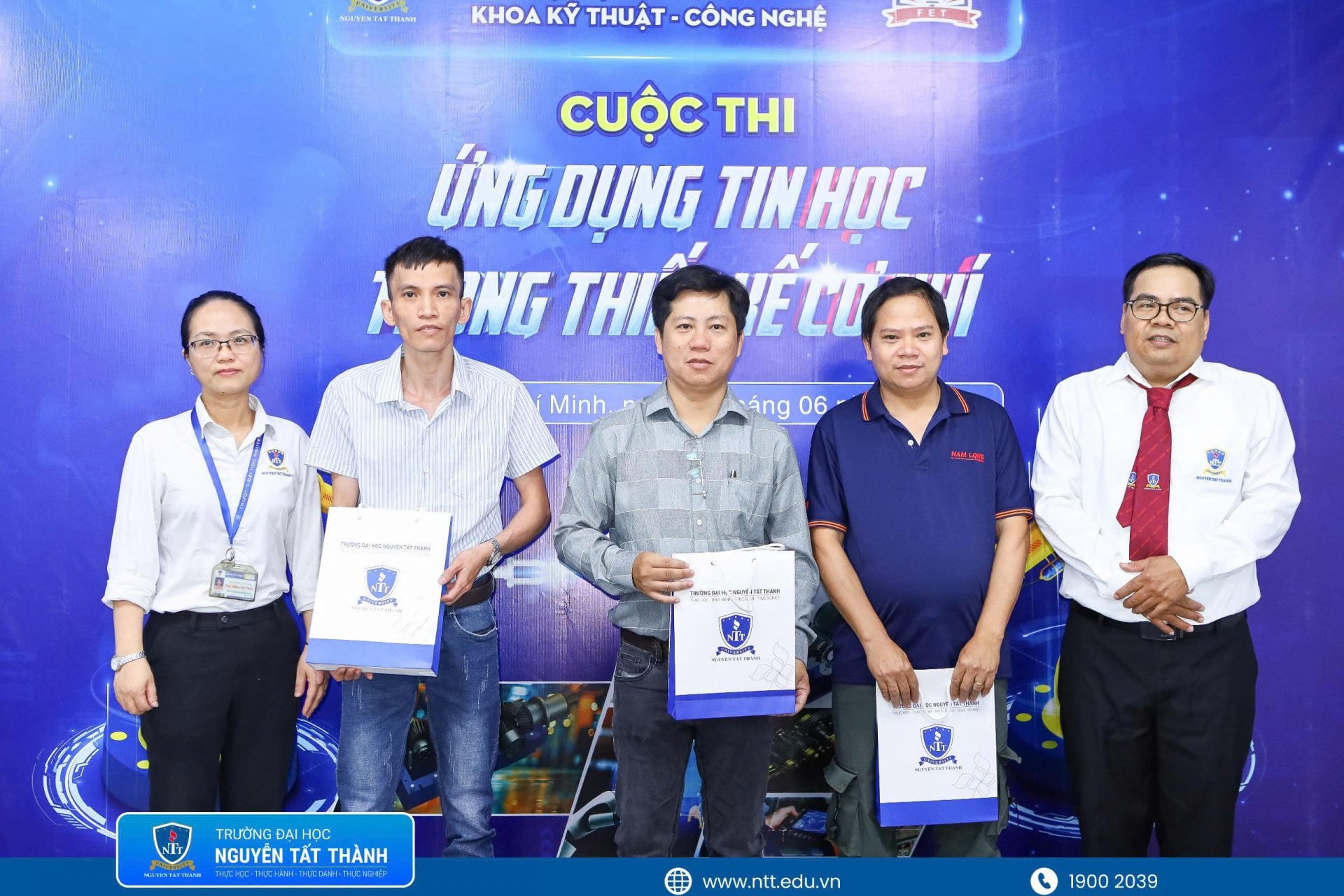 Đại diện Khoa Kỹ thuật – Công nghệ trao quà lưu niệm thay lời cảm ơn đến các doanh nghiệp đã đồng hành, góp phần tăng cường kết nối giữa đào tạo và thực tiễn nghề nghiệp cho sinh viên Trường Đại học Nguyễn Tất Thành. 