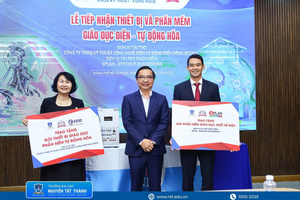 Đại diện Công ty TNHH Kỹ thuật Công nghệ Điện Tự Động Biển Đông (ESTEC) trao tặng thiết bị và phần mềm chuyên dụng phục vụ đào tạo cho Khoa Kỹ thuật – Công nghệ