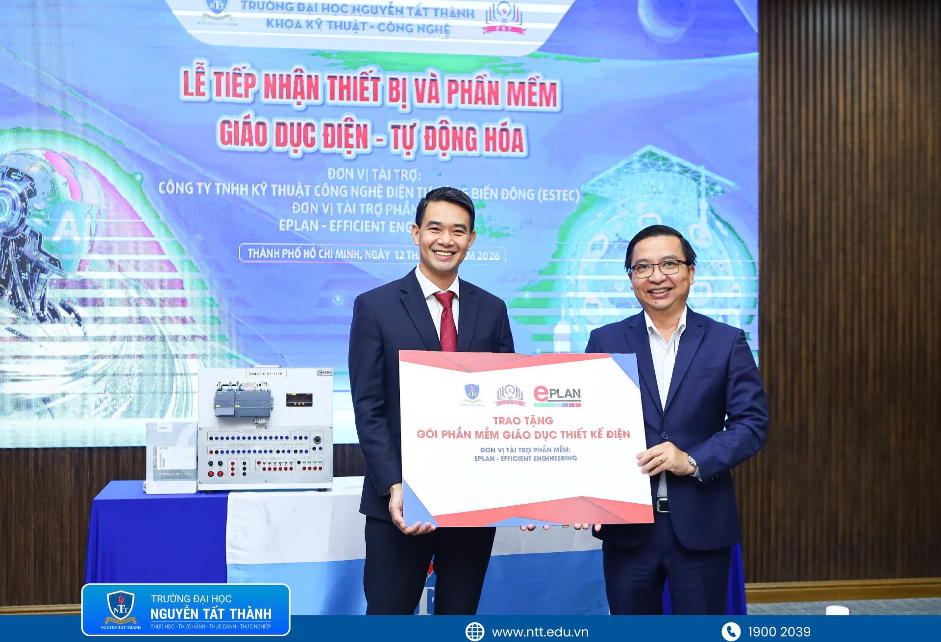 Đại diện Công ty TNHH Kỹ thuật Công nghệ Điện Tự Động Biển Đông (ESTEC) trao tặng thiết bị và phần mềm chuyên dụng phục vụ đào tạo cho Khoa Kỹ thuật – Công nghệ