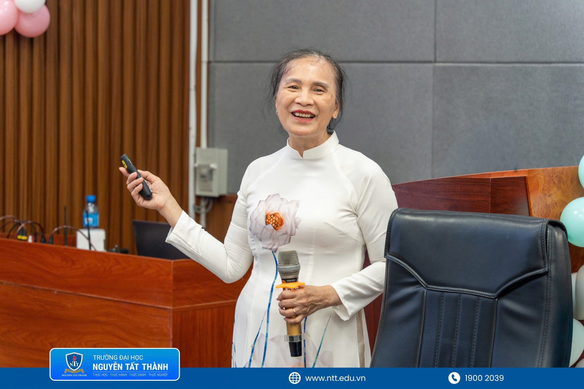 TS. Bùi Thị Việt – đại diện ngành Giáo dục Mầm non – báo cáo hành trình 1.277 ngày học tập, rèn luyện và thực hành nghề nghiệp của 18 sinh viên khóa K22.
