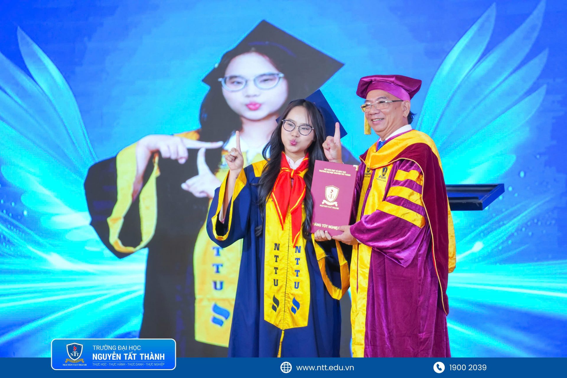 Mỗi tấm bằng được trao là sự ghi nhận cho hành trình bền bỉ của các tân khoa, đồng thời mở ra chặng đường mới để các em mang tri thức, kỹ năng và trách nhiệm nghề nghiệp đóng góp cho cộng đồng