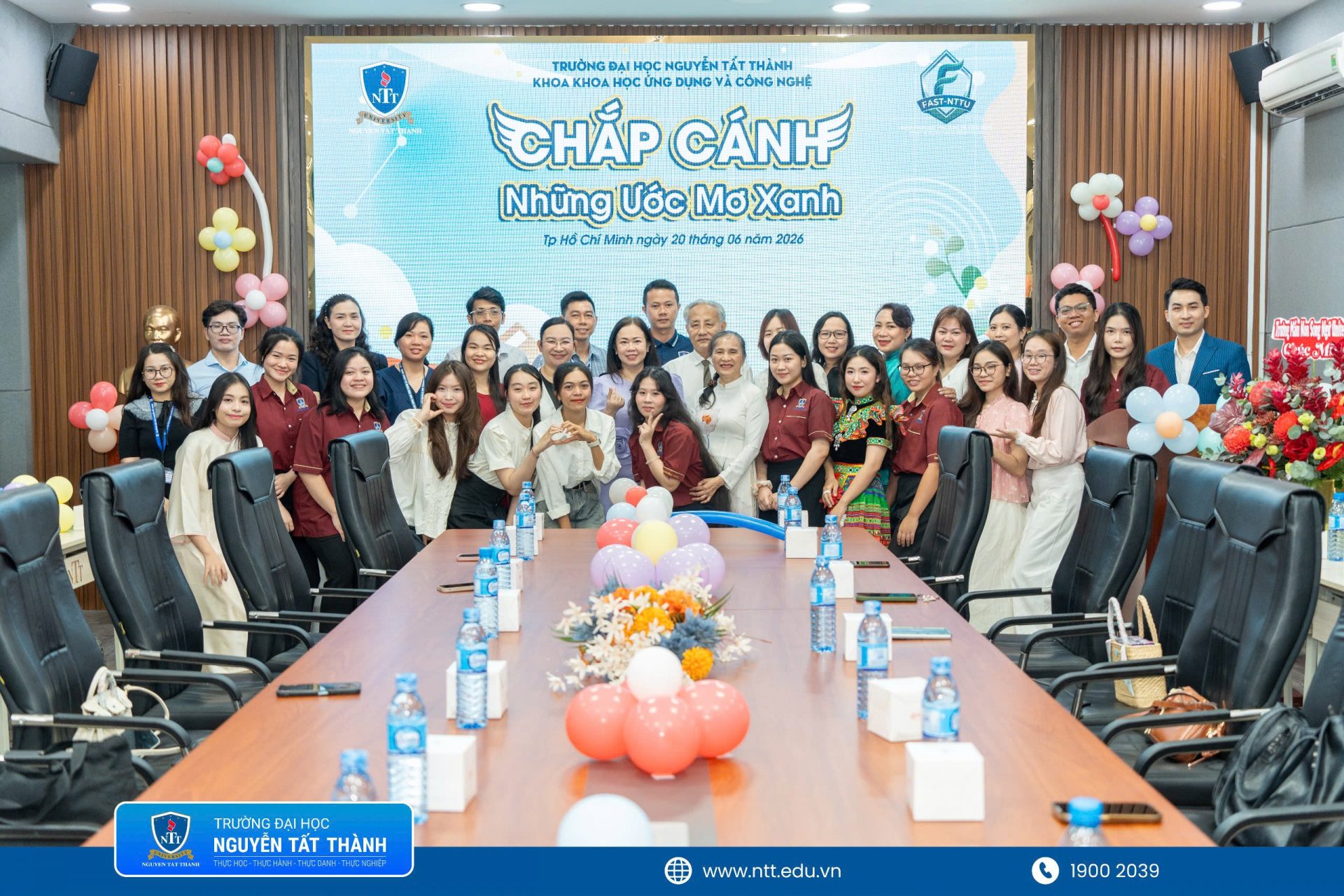 Chương trình “Chắp cánh những ước mơ xanh” quy tụ giảng viên, chuyên gia, doanh nghiệp và sinh viên K22 ngành Giáo dục Mầm non NTTU, cùng nhìn lại hành trình học tập và sẵn sàng bước vào nghề