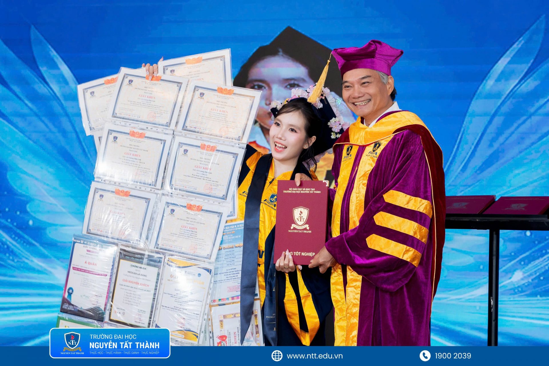 Mỗi tấm bằng được trao là sự ghi nhận cho hành trình bền bỉ của các tân khoa, đồng thời mở ra chặng đường mới để các em mang tri thức, kỹ năng và trách nhiệm nghề nghiệp đóng góp cho cộng đồng