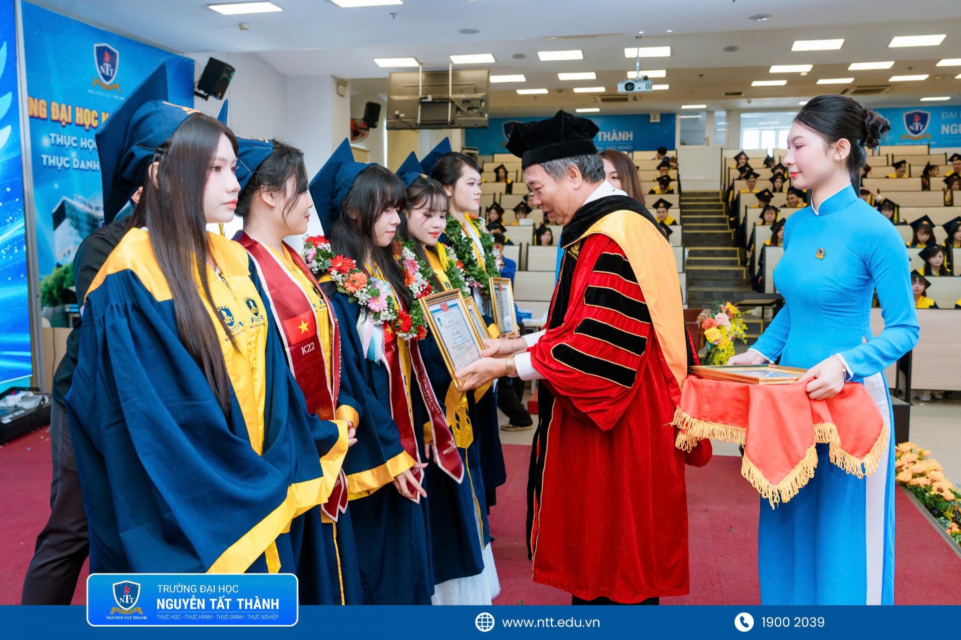 PGS.TS.NGƯT Nguyễn Kim Hồng – Hiệu trưởng Trường Đại học Nguyễn Tất Thành trao vòng hoa và giấy khen tuyên dương từ Nhà trường cho các tân khoa tốt nghiệp loại Xuất sắc, ghi nhận nỗ lực học tập, rèn luyện và tinh thần không ngừng vươn lên của sinh viên NTTU.