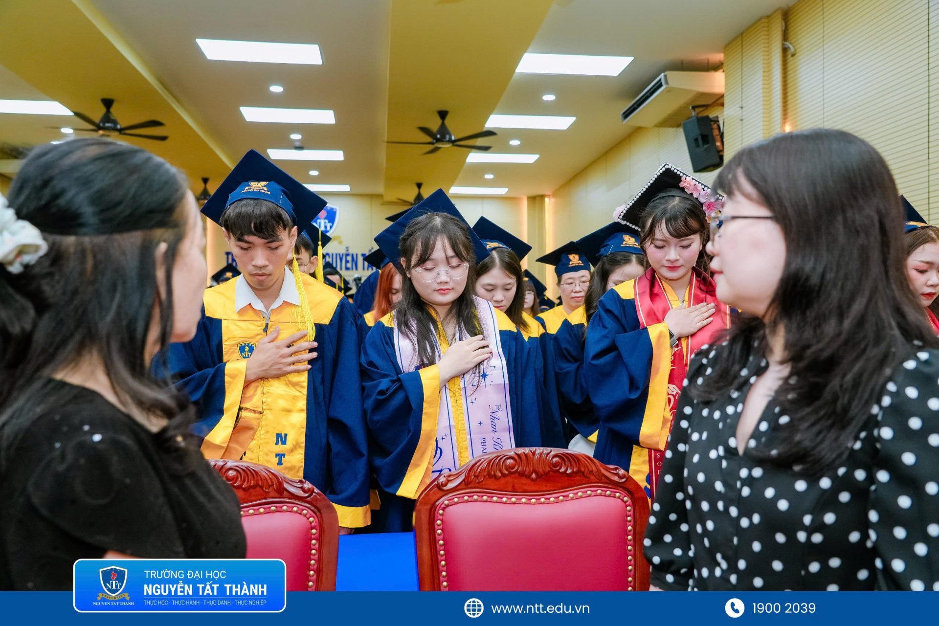 Trong nghi thức tri ân, các tân khoa cùng cúi đầu cảm ơn cha mẹ và gia đình; Trường Đại học Nguyễn Tất Thành cũng trân trọng gửi lời tri ân đến quý phụ huynh vì đã luôn tin tưởng, sẻ chia và cùng Nhà trường nâng bước các em trên hành trình trưởng thành