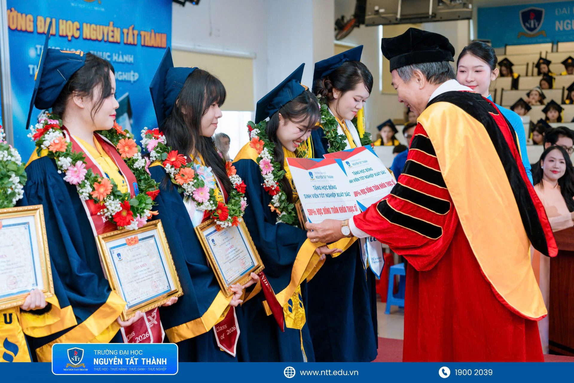 PGS.TS.NGƯT Nguyễn Kim Hồng – Hiệu trưởng Trường Đại học Nguyễn Tất Thành cùng đại diện Viện Đào tạo Sau đại học trao học bổng thạc sĩ trị giá 50% học phí toàn khóa, tương đương đến 60 triệu đồng, cho các tân khoa tốt nghiệp loại Xuất sắc, tiếp sức các em tiếp tục nâng cao chuyên môn tại NTTU.