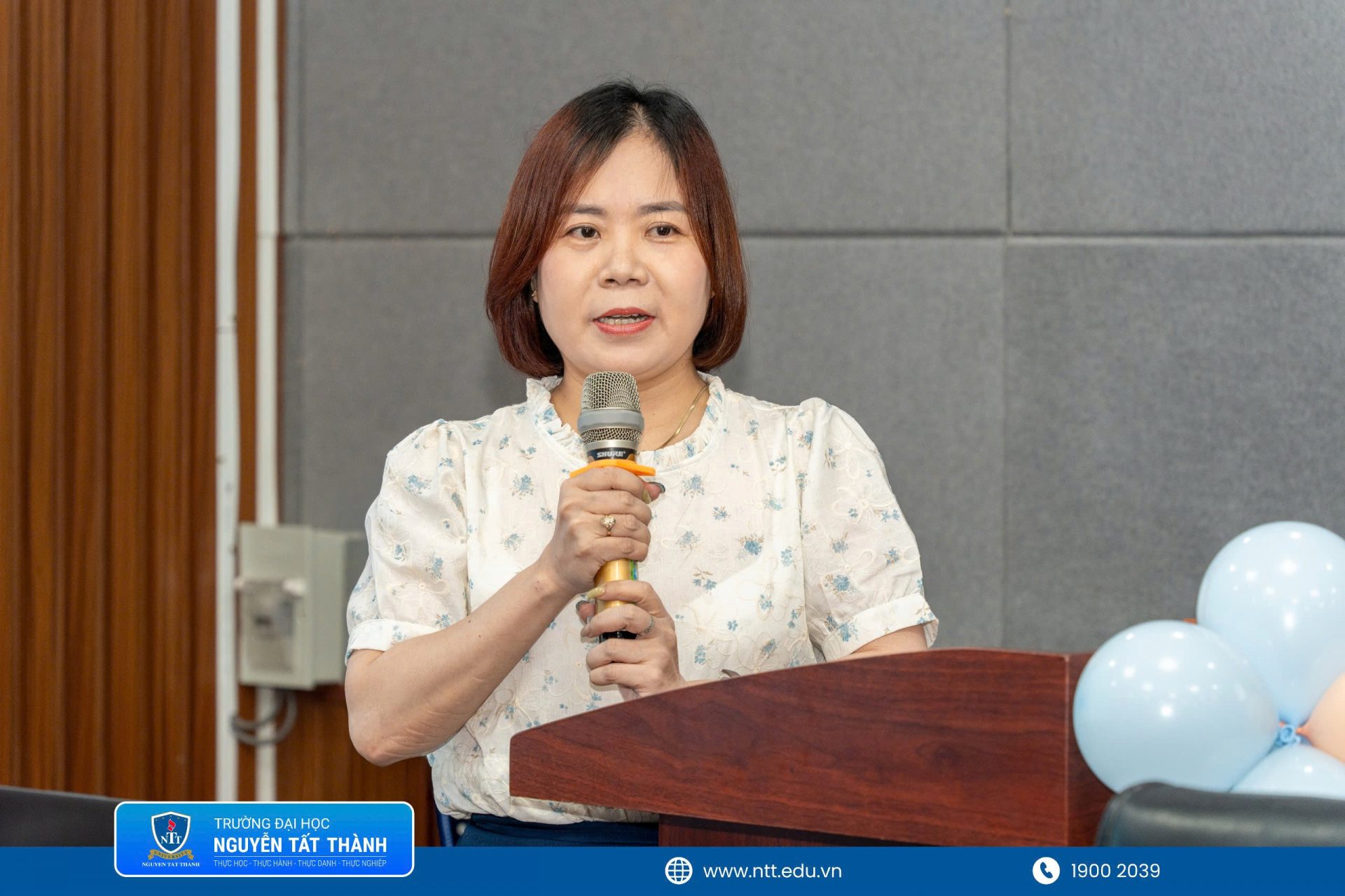 TS. Nguyễn Thị Nhã – Phó Trưởng khoa Khoa học ứng dụng và Công nghệ gửi gắm niềm tin, tiếp thêm động lực để sinh viên K22 tự tin bước vào hành trình nghề nghiệp
