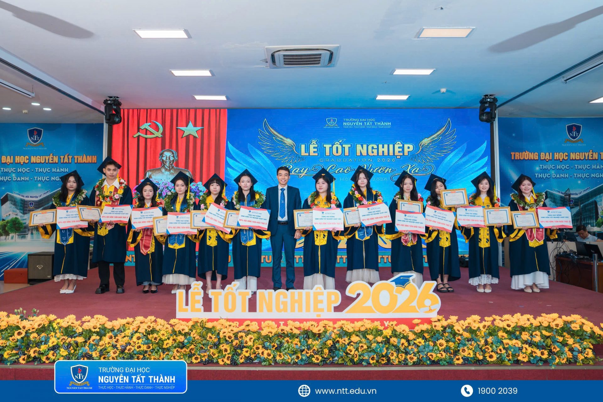 PGS.TS.NGƯT Nguyễn Kim Hồng – Hiệu trưởng Trường Đại học Nguyễn Tất Thành cùng đại diện Viện Đào tạo Sau đại học trao học bổng thạc sĩ trị giá 50% học phí toàn khóa, tương đương đến 60 triệu đồng, cho các tân khoa tốt nghiệp loại Xuất sắc, tiếp sức các em tiếp tục nâng cao chuyên môn tại NTTU.