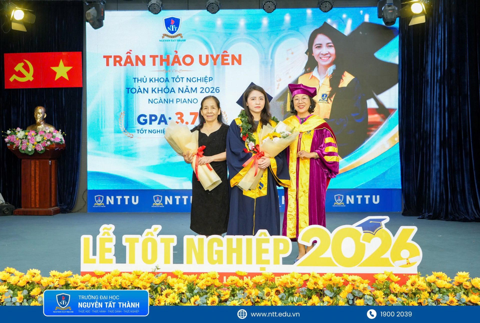 Trần Thảo Uyên nhận hoa chúc mừng từ đại diện khoa và phụ huynh trong ngày tốt nghiệp