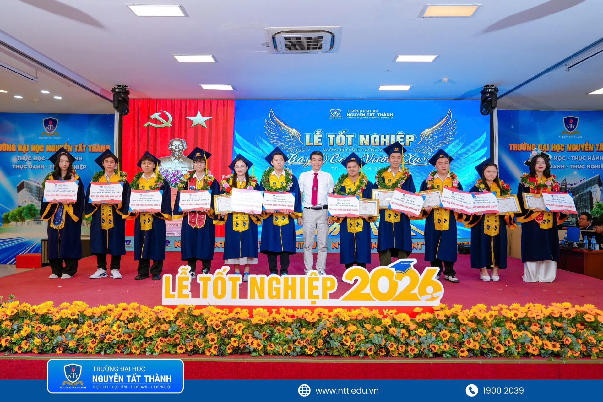PGS.TS.NGƯT Nguyễn Kim Hồng – Hiệu trưởng Trường Đại học Nguyễn Tất Thành cùng đại diện Viện Đào tạo Sau đại học trao học bổng thạc sĩ trị giá 50% học phí toàn khóa, tương đương đến 60 triệu đồng, cho các tân khoa tốt nghiệp loại Xuất sắc, tiếp sức các em tiếp tục nâng cao chuyên môn tại NTTU.
