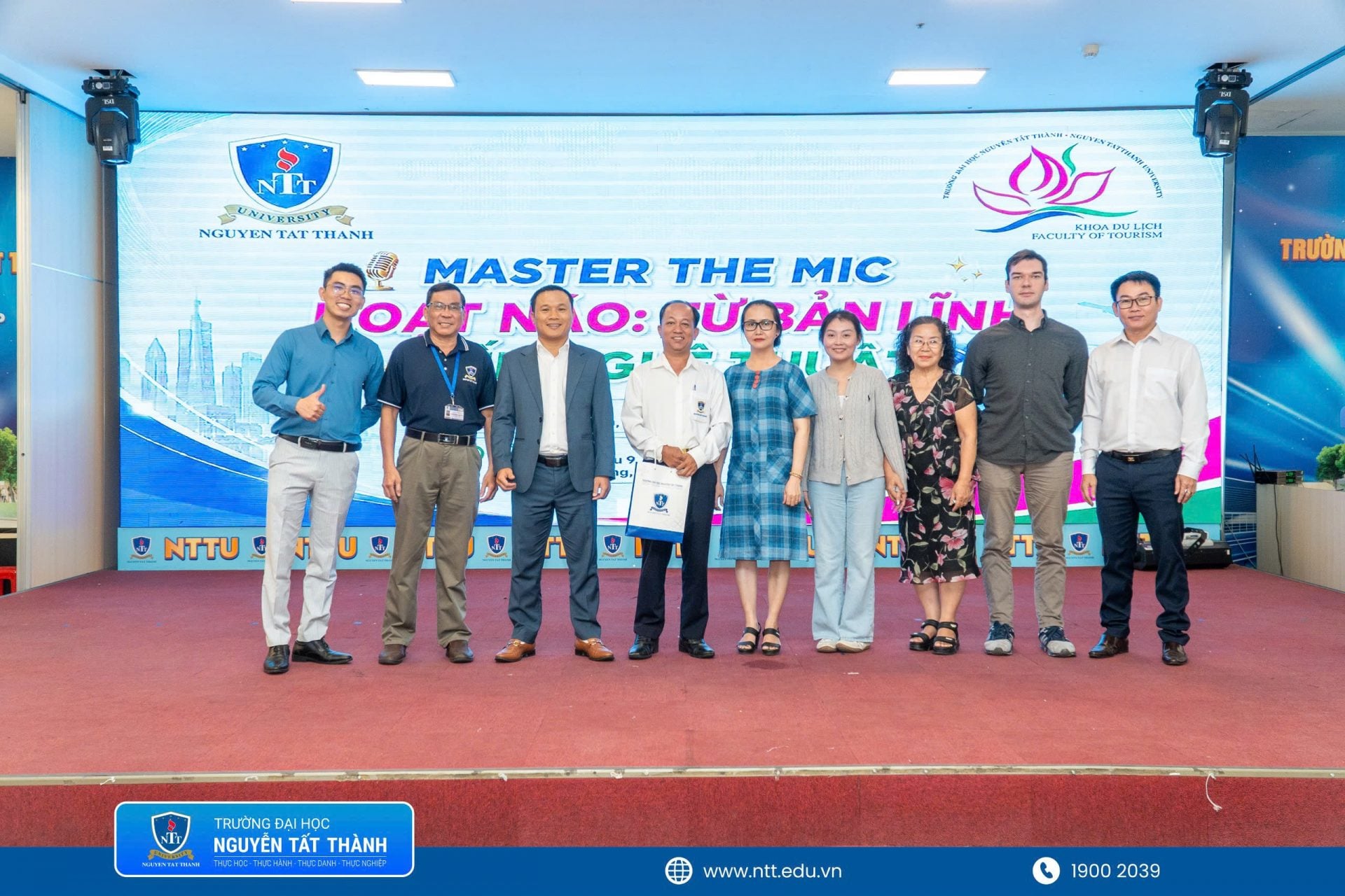 Đại diện Ban Lãnh đạo Khoa Du lịch – Trường Đại học Nguyễn Tất Thành trao quà lưu niệm cho diễn giả Bùi Bá Tòng và chụp ảnh lưu niệm cùng khách mời, quý thầy cô tại chương trình.
