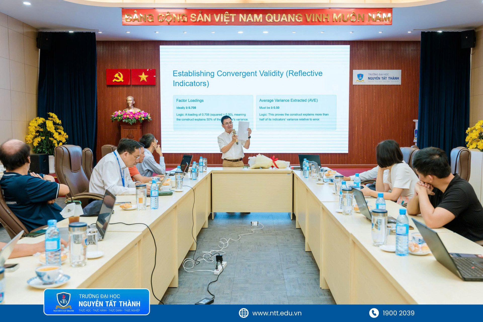 Giảng viên, nghiên cứu sinh và học viên cao học trao đổi trực tiếp với diễn giả về cách xây dựng mô hình, thiết kế thang đo, lựa chọn mẫu và xác định phạm vi diễn giải kết quả trong nghiên cứu du lịch