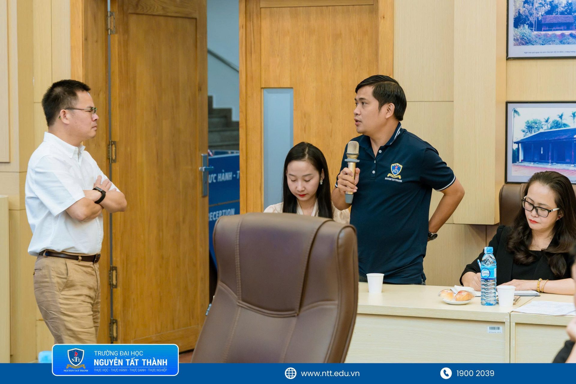 Giảng viên, nghiên cứu sinh và học viên cao học trao đổi trực tiếp với diễn giả về cách xây dựng mô hình, thiết kế thang đo, lựa chọn mẫu và xác định phạm vi diễn giải kết quả trong nghiên cứu du lịch