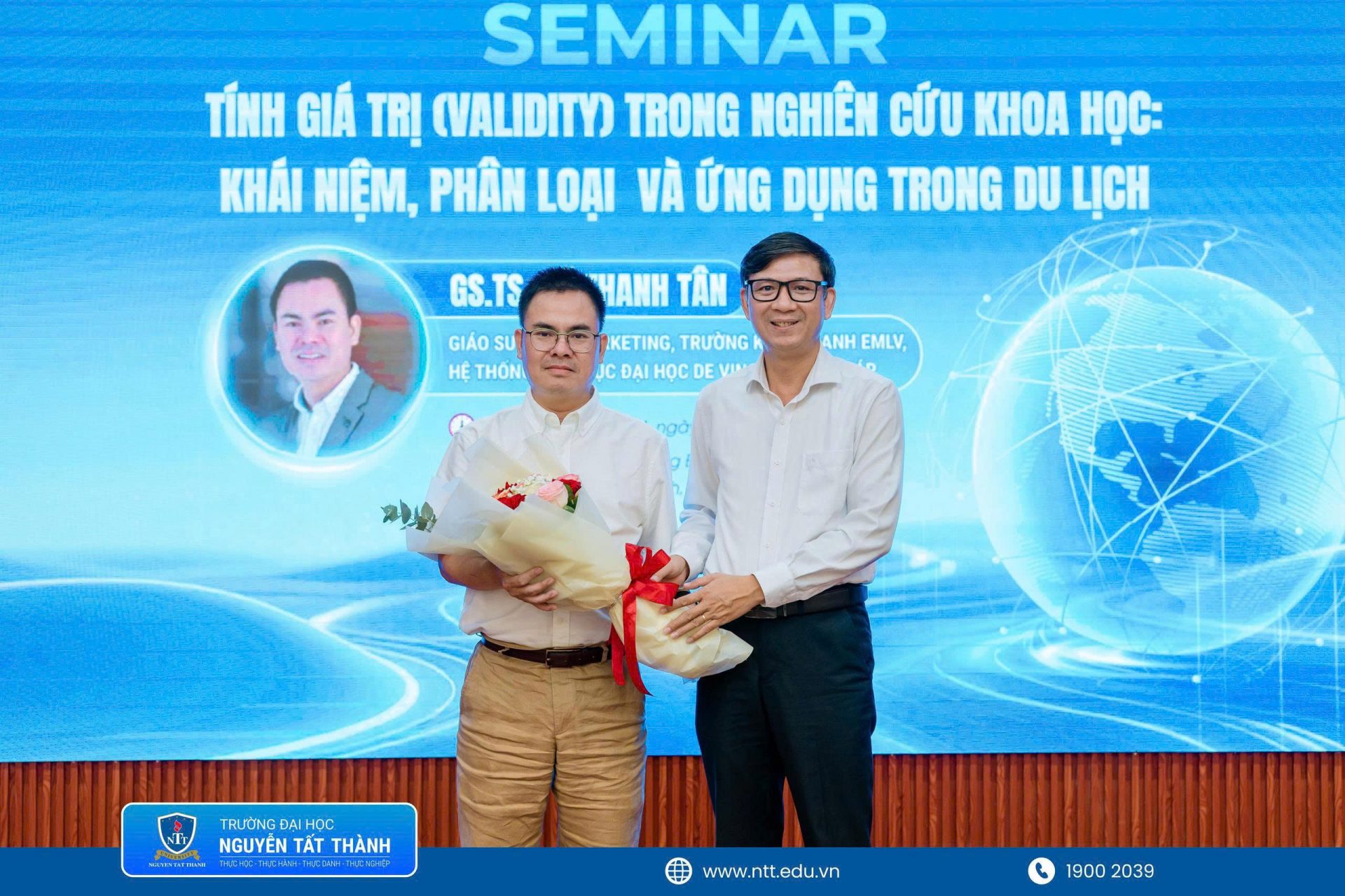 Đại diện Khoa Du lịch, Trường Đại học Nguyễn Tất Thành trao hoa và gửi lời cảm ơn đến GS.TS. Võ Thanh Tân vì những chia sẻ chuyên sâu, góp phần lan tỏa tinh thần học thuật và nâng cao chất lượng đào tạo sau đại học tại NTTU.
