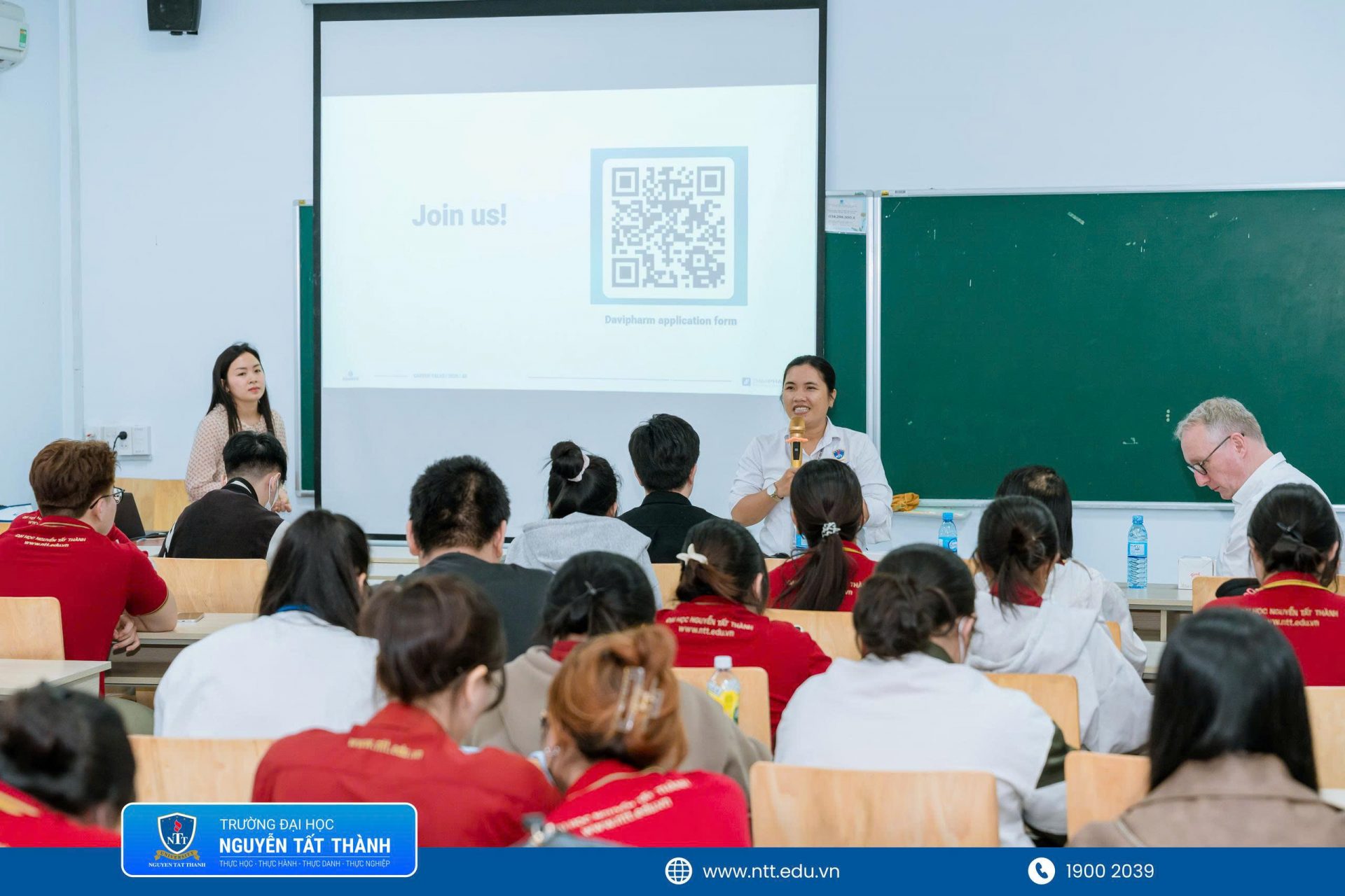 Sinh viên trao đổi trực tiếp, đặt câu hỏi và được các diễn giả giải đáp về lựa chọn vị trí, định hướng thực tập cùng những năng lực cần chuẩn bị trước khi tốt nghiệp