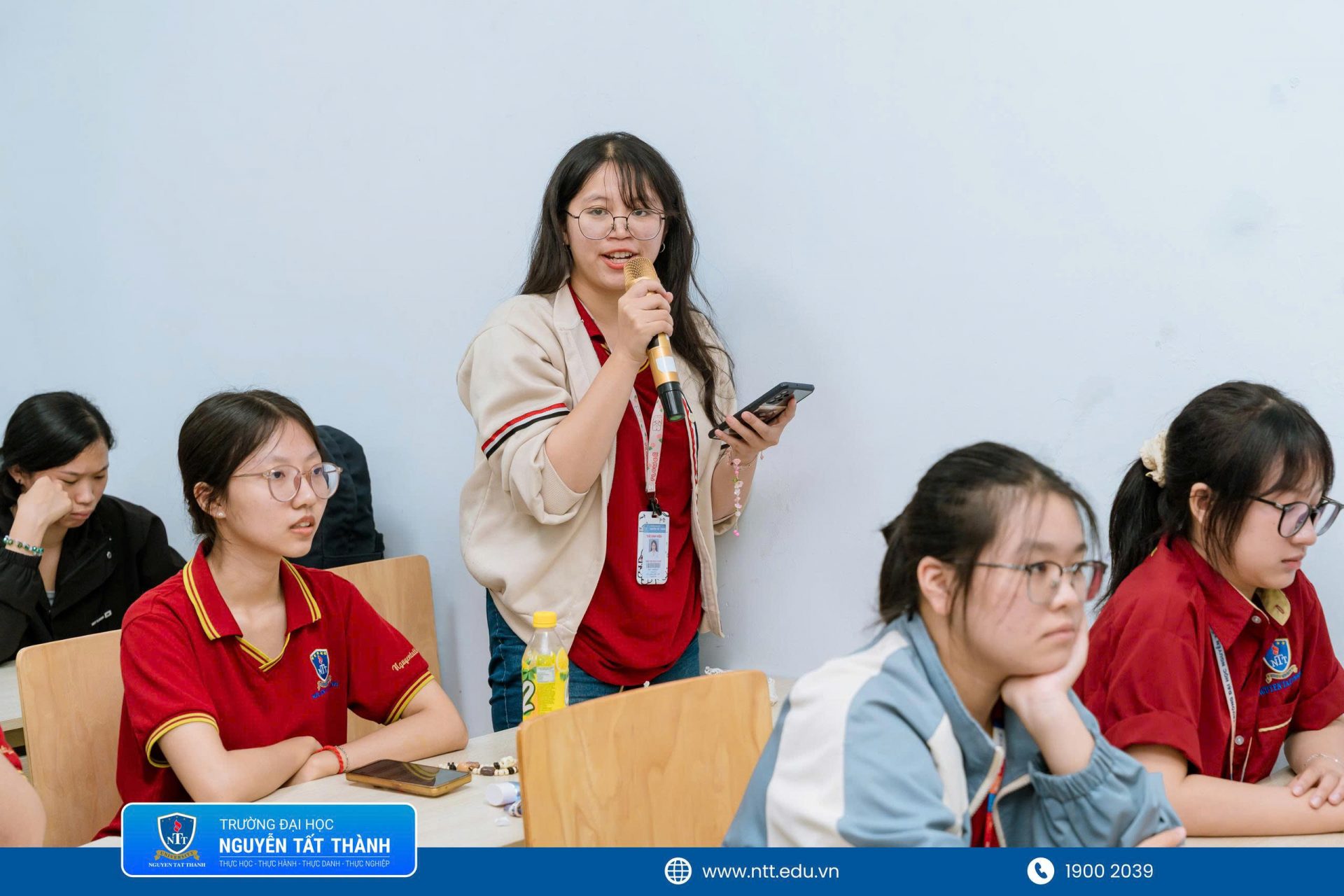 Sinh viên trao đổi trực tiếp, đặt câu hỏi và được các diễn giả giải đáp về lựa chọn vị trí, định hướng thực tập cùng những năng lực cần chuẩn bị trước khi tốt nghiệp