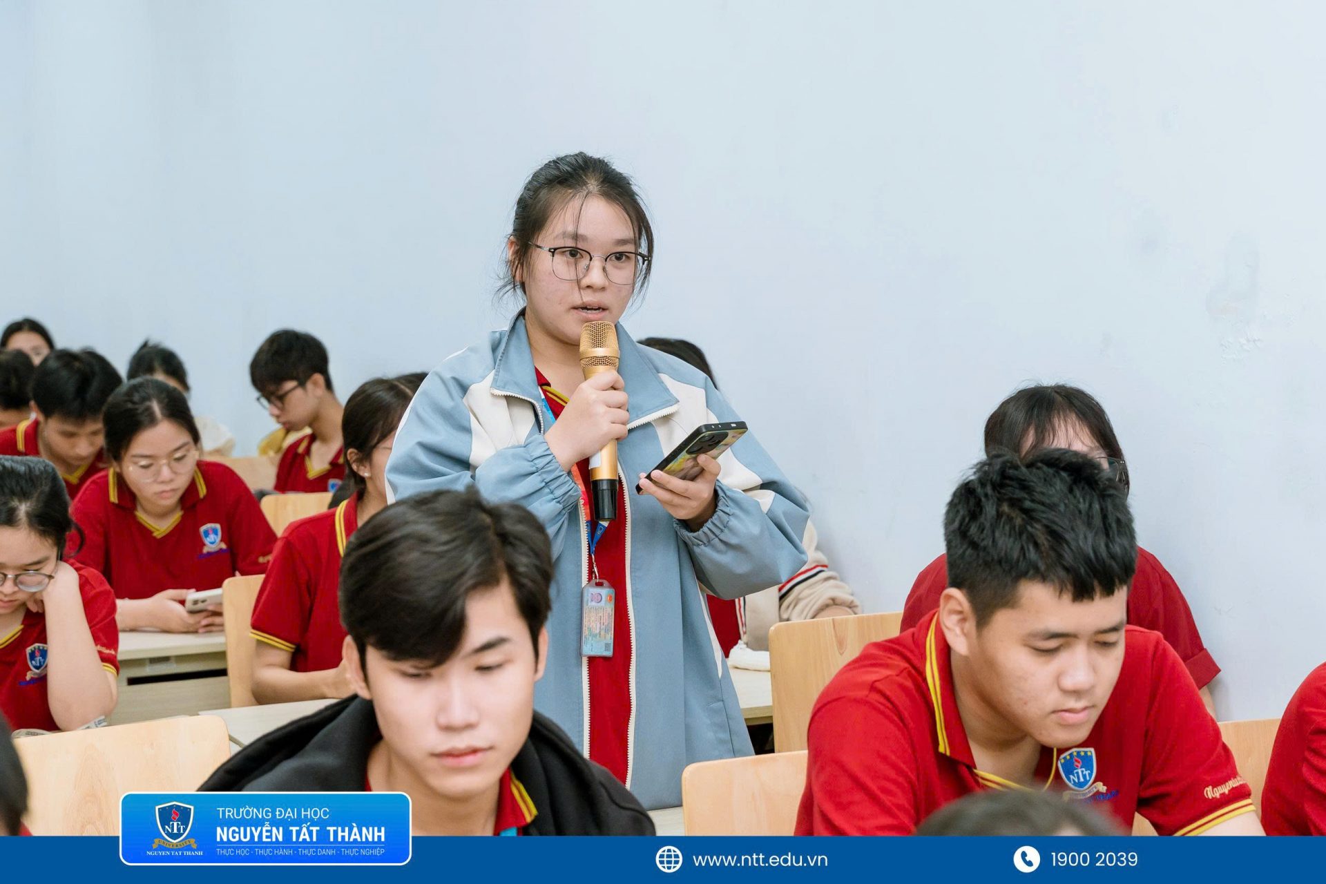 Sinh viên trao đổi trực tiếp, đặt câu hỏi và được các diễn giả giải đáp về lựa chọn vị trí, định hướng thực tập cùng những năng lực cần chuẩn bị trước khi tốt nghiệp