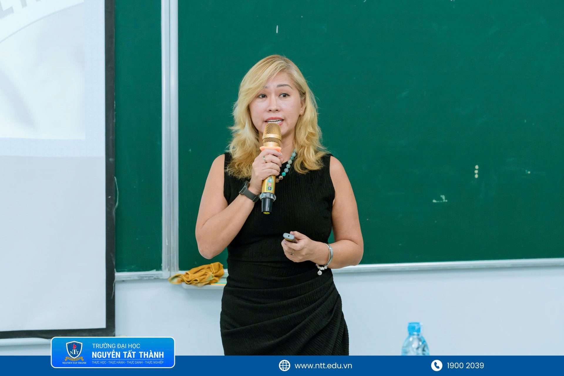 Bà Trương Quốc Hương – Giám đốc Kinh doanh và Tiếp thị Davipharm giới thiệu hành trình đưa một sản phẩm dược từ nghiên cứu đến người sử dụng