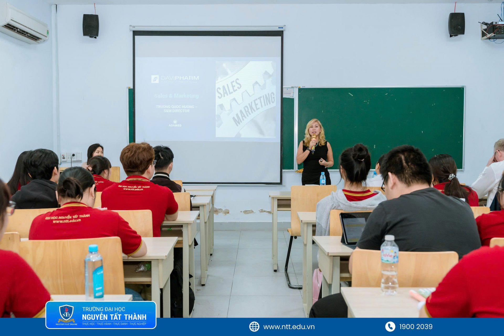 Sinh viên trao đổi trực tiếp, đặt câu hỏi và được các diễn giả giải đáp về lựa chọn vị trí, định hướng thực tập cùng những năng lực cần chuẩn bị trước khi tốt nghiệp