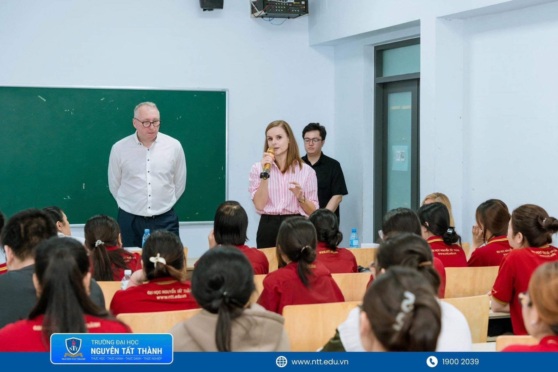 Sinh viên trao đổi trực tiếp, đặt câu hỏi và được các diễn giả giải đáp về lựa chọn vị trí, định hướng thực tập cùng những năng lực cần chuẩn bị trước khi tốt nghiệp