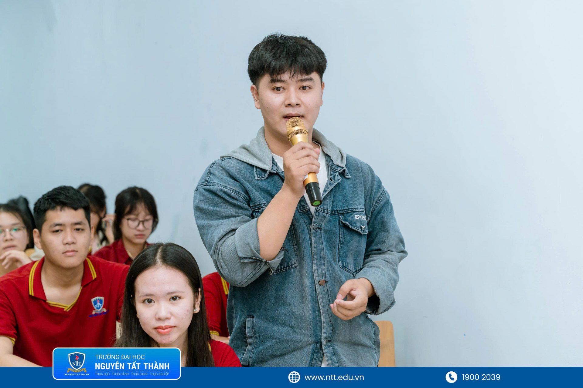 Sinh viên trao đổi trực tiếp, đặt câu hỏi và được các diễn giả giải đáp về lựa chọn vị trí, định hướng thực tập cùng những năng lực cần chuẩn bị trước khi tốt nghiệp