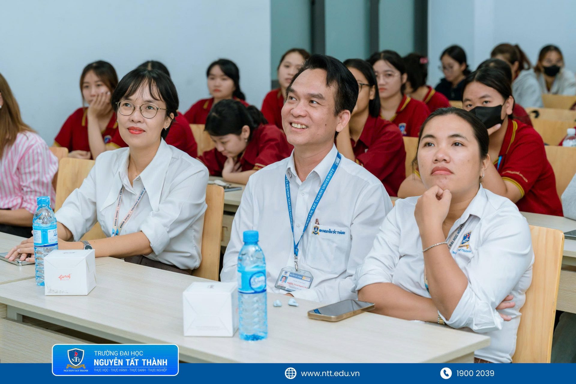 Career Talks 2026 thu hút đông đảo giảng viên và sinh viên Khoa Dược tham dự, qua đó mở rộng cơ hội tiếp cận chuyên gia, tìm hiểu thực tế doanh nghiệp và chủ động chuẩn bị năng lực nghề nghiệp ngay từ giảng đường