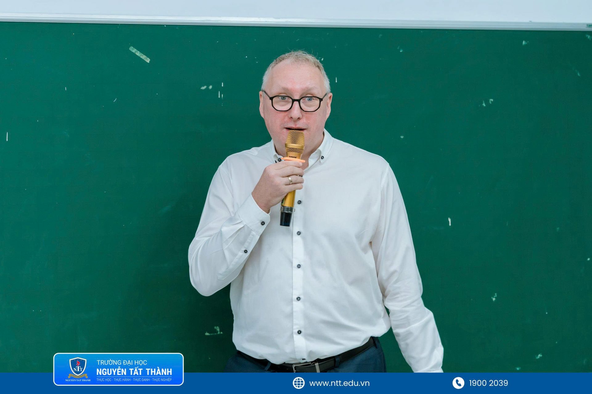 Ông Wojciech Damian Makowski – Giám đốc Vận hành Davipharm chia sẻ về hoạt động của nhà máy dược và những yêu cầu trong quá trình duy trì tiêu chuẩn EU-GMP