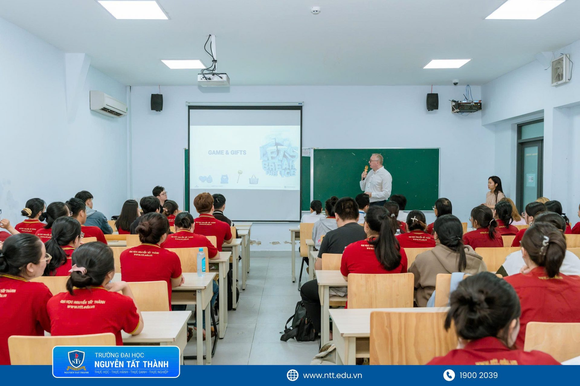 Sinh viên trao đổi trực tiếp, đặt câu hỏi và được các diễn giả giải đáp về lựa chọn vị trí, định hướng thực tập cùng những năng lực cần chuẩn bị trước khi tốt nghiệp