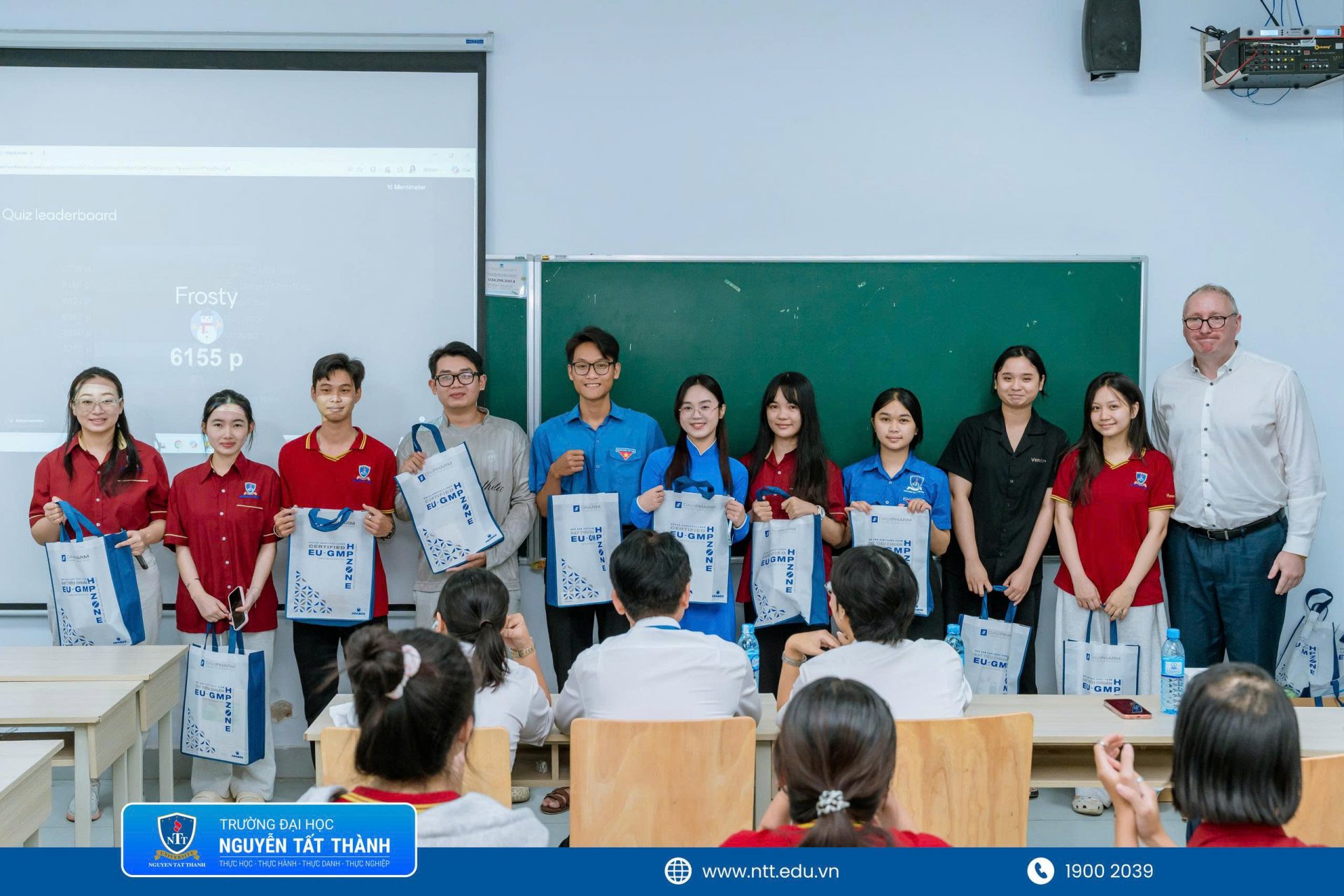 Đại diện Davipharm trao quà lưu niệm đến sinh viên NTTU tham dự Career Talks 2026, góp phần tạo không khí tương tác và gắn kết giữa doanh nghiệp với người học