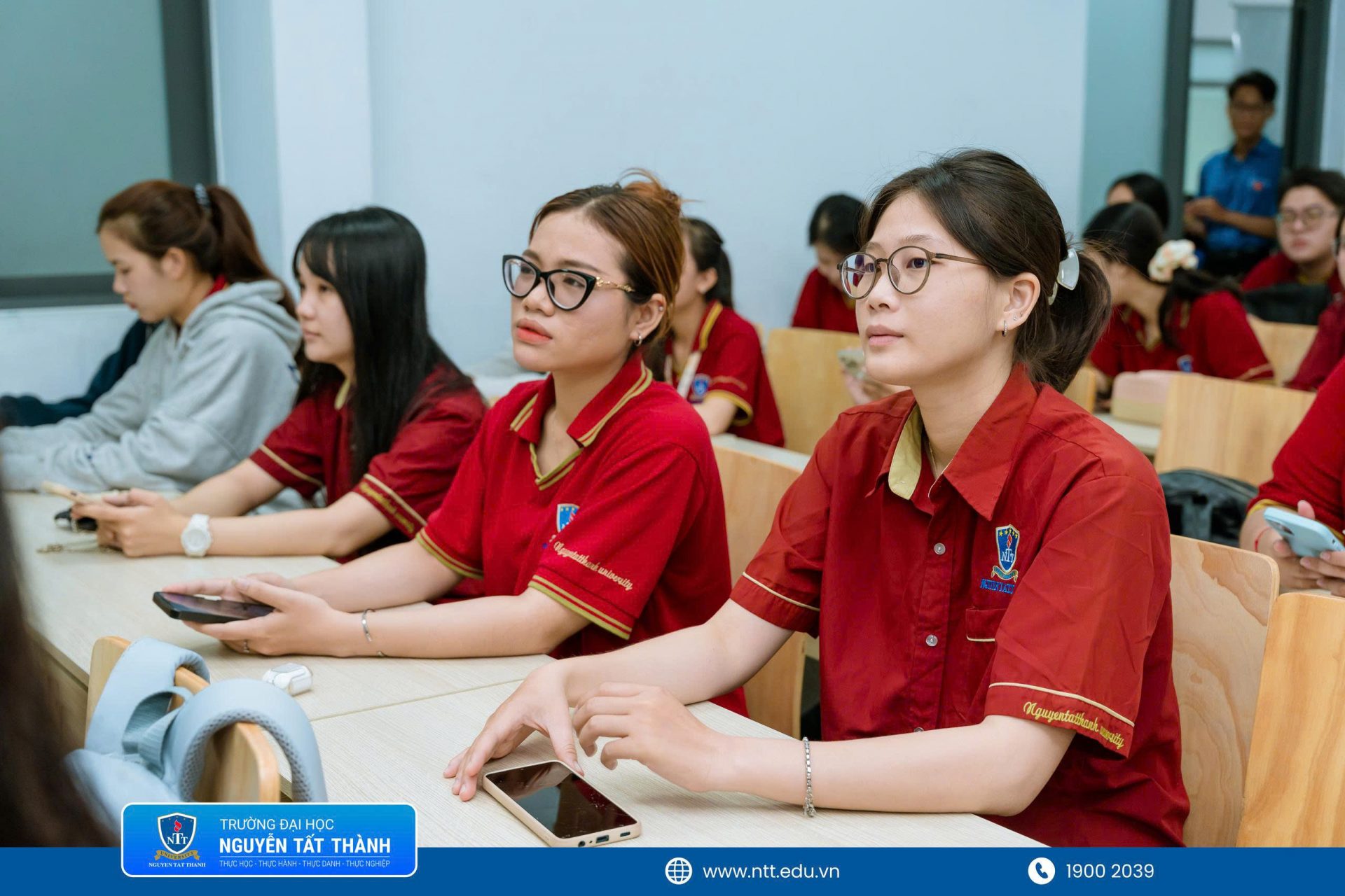 Career Talks 2026 thu hút đông đảo giảng viên và sinh viên Khoa Dược tham dự, qua đó mở rộng cơ hội tiếp cận chuyên gia, tìm hiểu thực tế doanh nghiệp và chủ động chuẩn bị năng lực nghề nghiệp ngay từ giảng đường