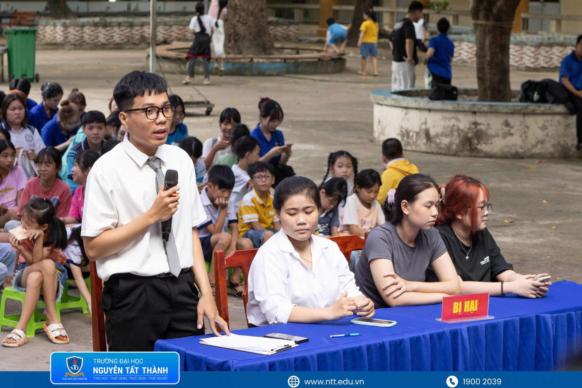 Sinh viên Khoa Luật NTTU vận dụng kiến thức chuyên ngành, đảm nhiệm các vai trò trong phiên xét xử được mô phỏng.