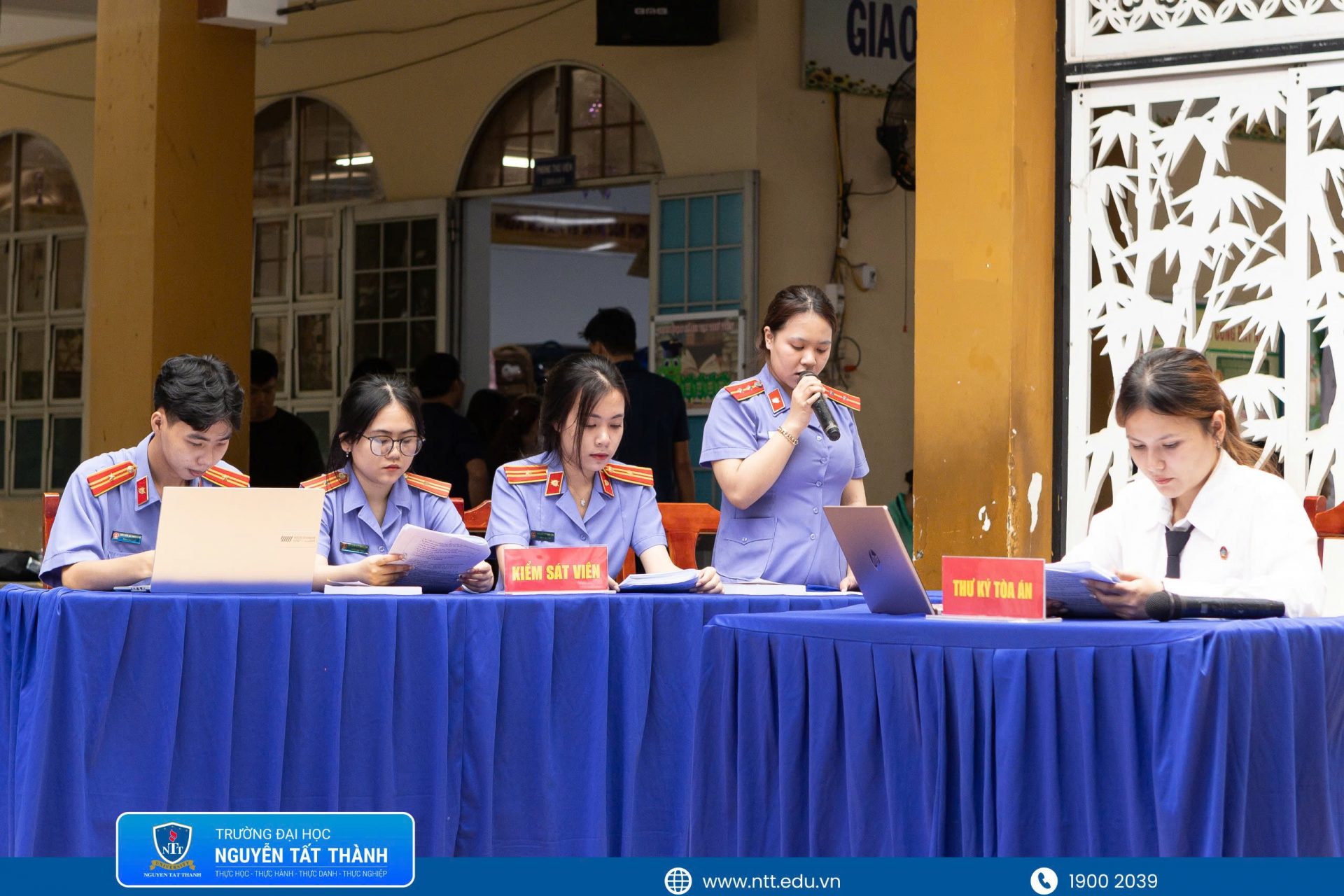 Sinh viên Khoa Luật NTTU vận dụng kiến thức chuyên ngành, đảm nhiệm các vai trò trong phiên xét xử được mô phỏng.