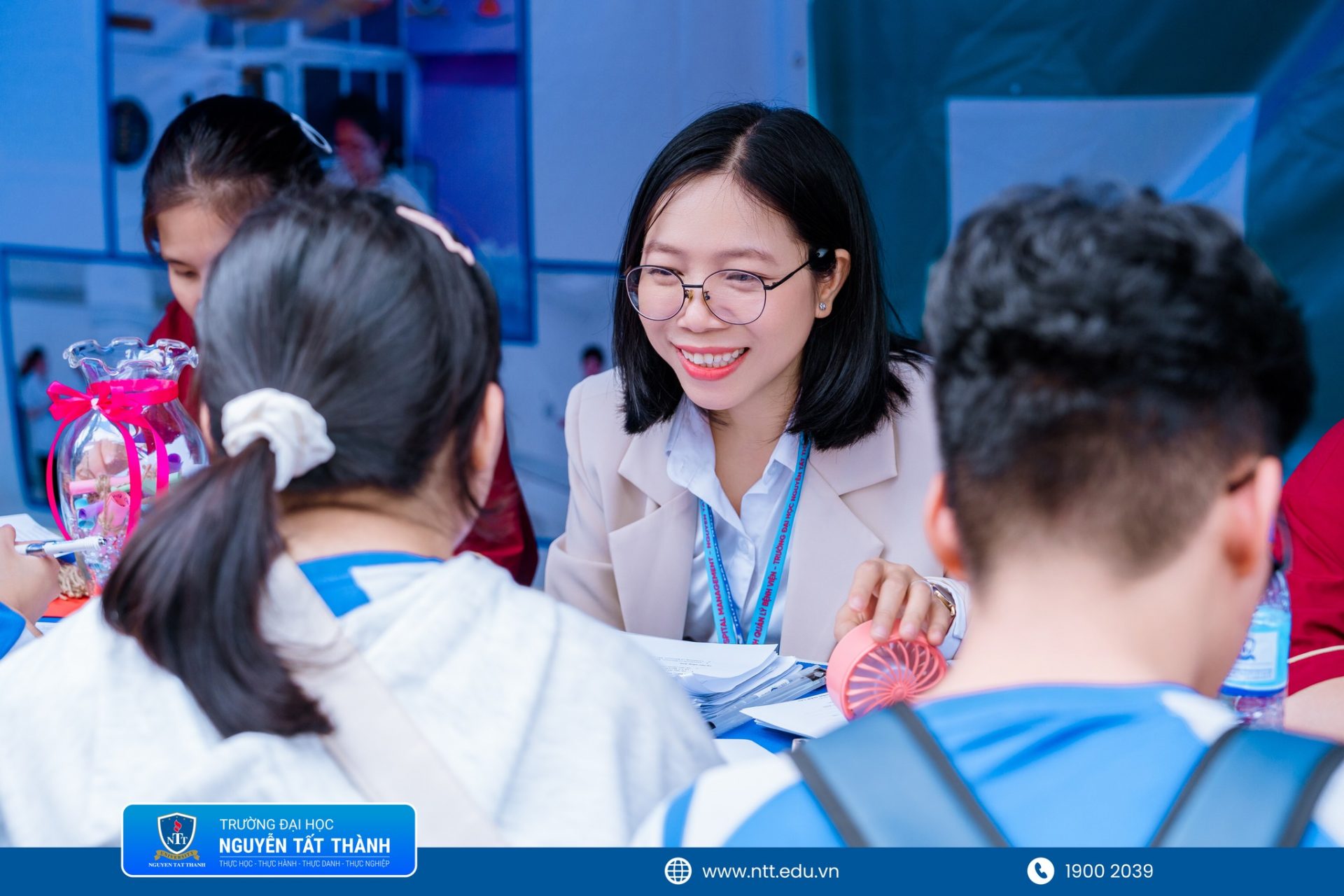 Trường Đại học Nguyễn Tất Thành tổ chức tư vấn 1:1, hỗ trợ thí sinh và phụ huynh giải đáp trực tiếp các thắc mắc về ngành học, phương thức xét tuyển và cách sắp xếp nguyện vọng phù hợp.