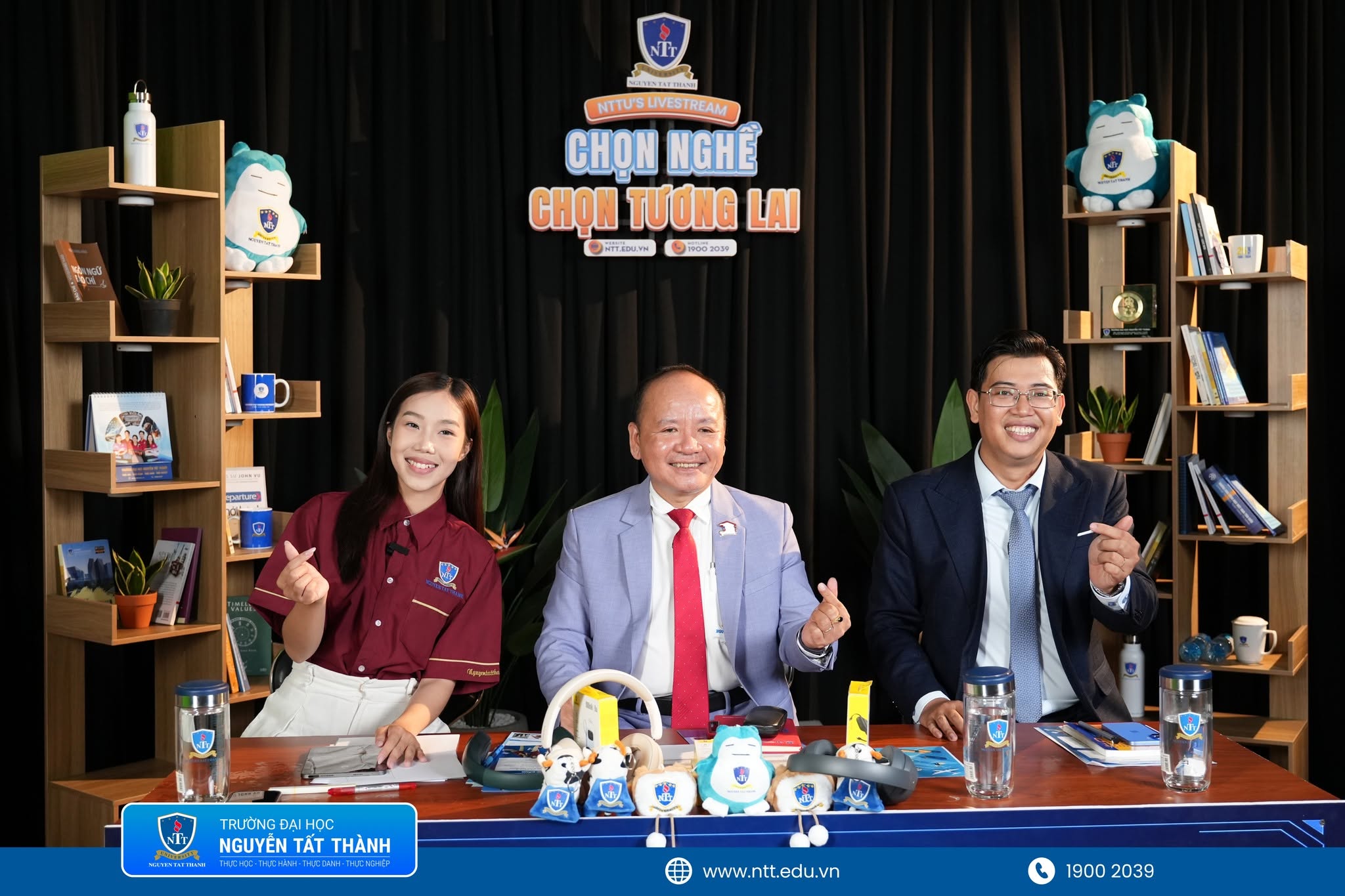 Trường Đại học Nguyễn Tất Thành thường xuyên tổ chức các phiên livestream tư vấn tuyển sinh, đồng hành cùng thí sinh và phụ huynh trong quá trình lựa chọn ngành học, sắp xếp nguyện vọng và hoàn thiện thông tin xét tuyển.
