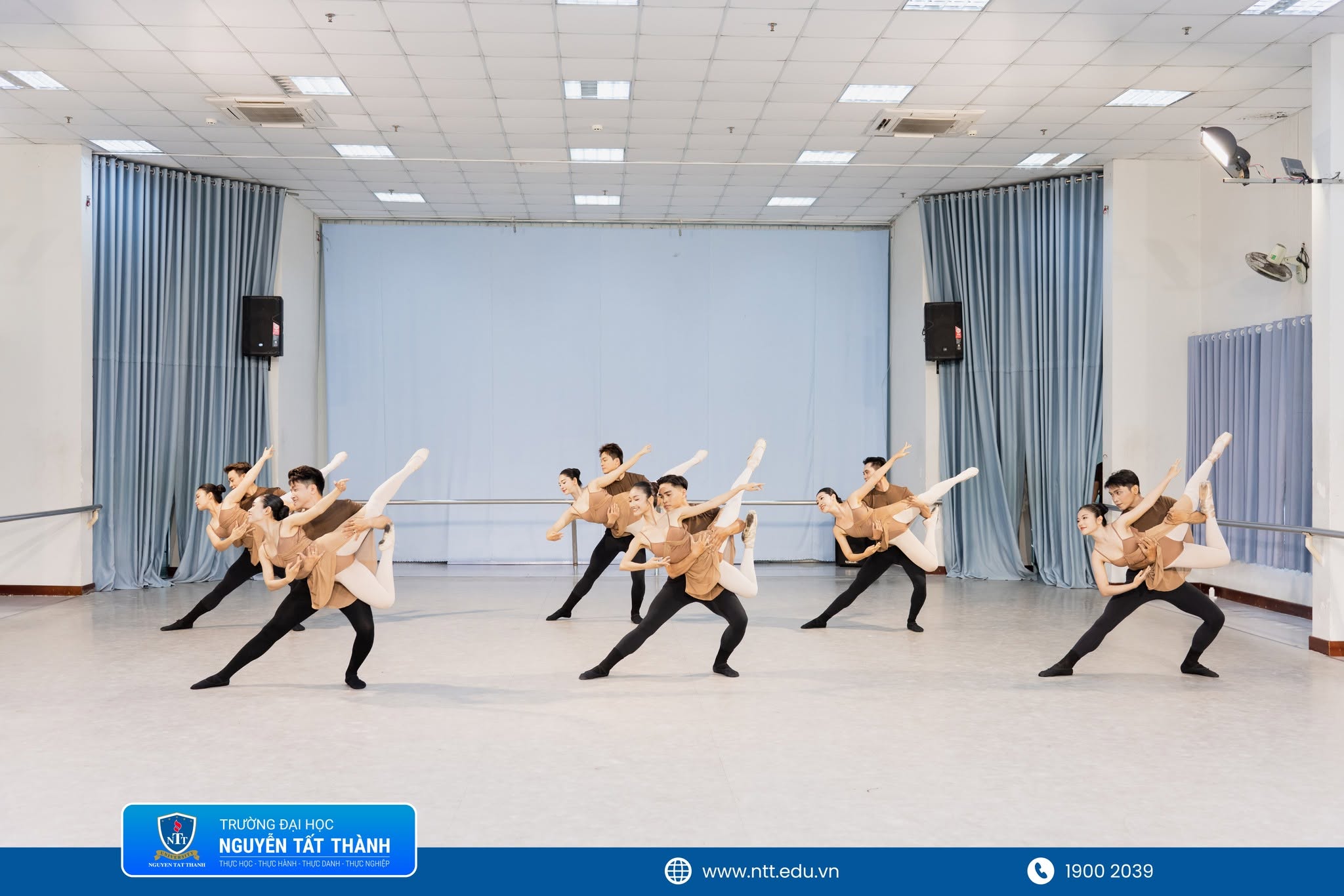 Sinh viên ngành Biên đạo múa NTTU trình diễn bài thi kết thúc học phần Kết cấu Múa đôi, thể hiện khả năng kết hợp kỹ thuật, cảm xúc, không gian sân khấu và sự tương tác bằng ngôn ngữ hình thể.